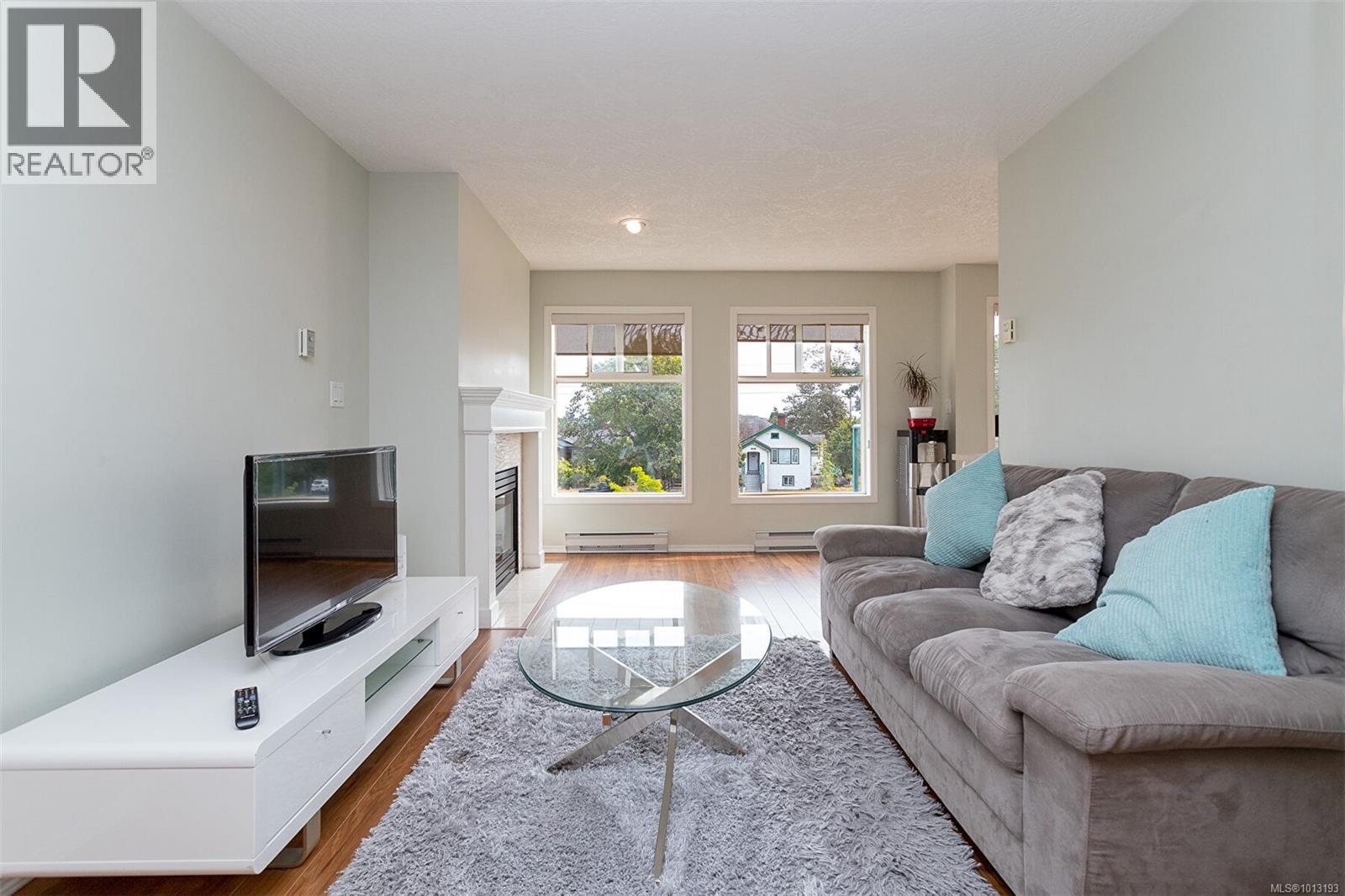 405 898 Vernon Avenue, Saanich