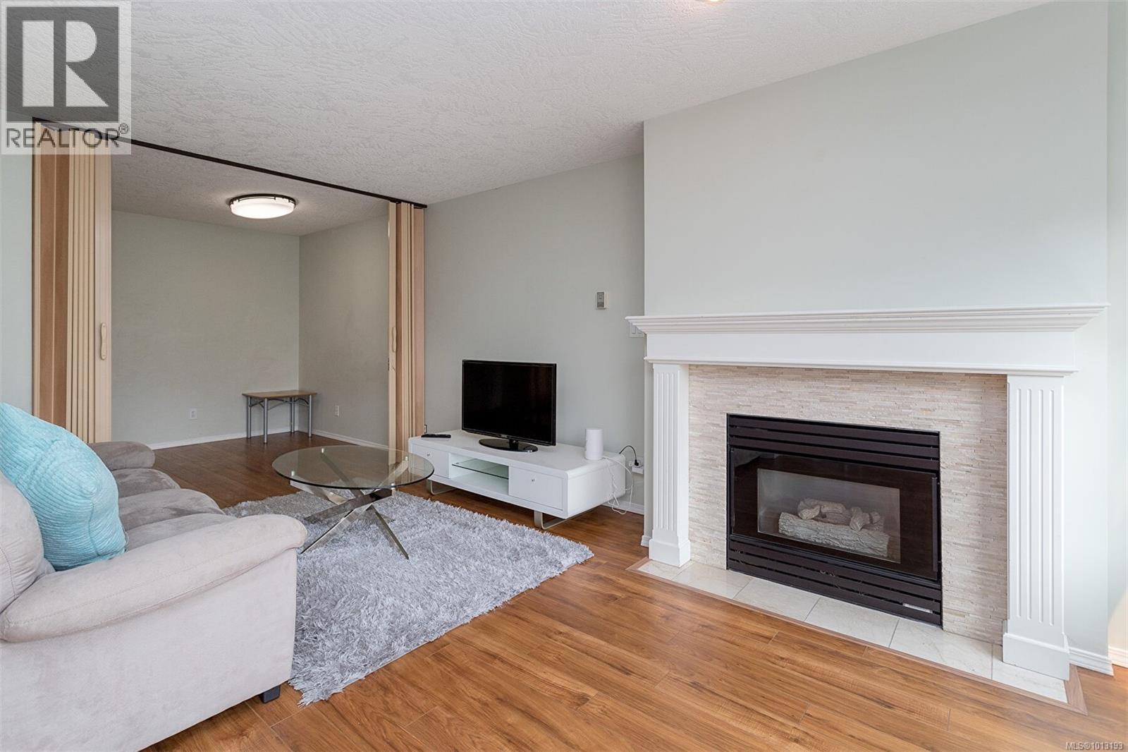 405 898 Vernon Avenue, Saanich