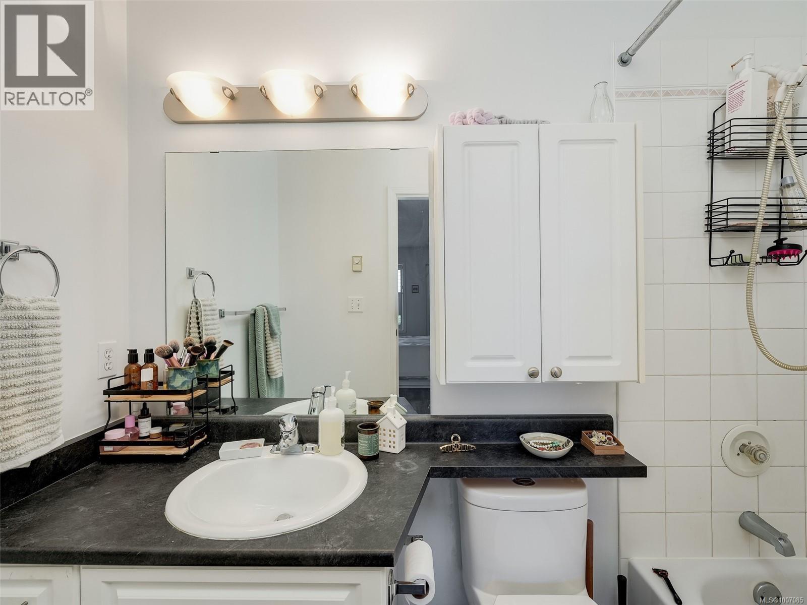 410 490 Marsett Place, Saanich