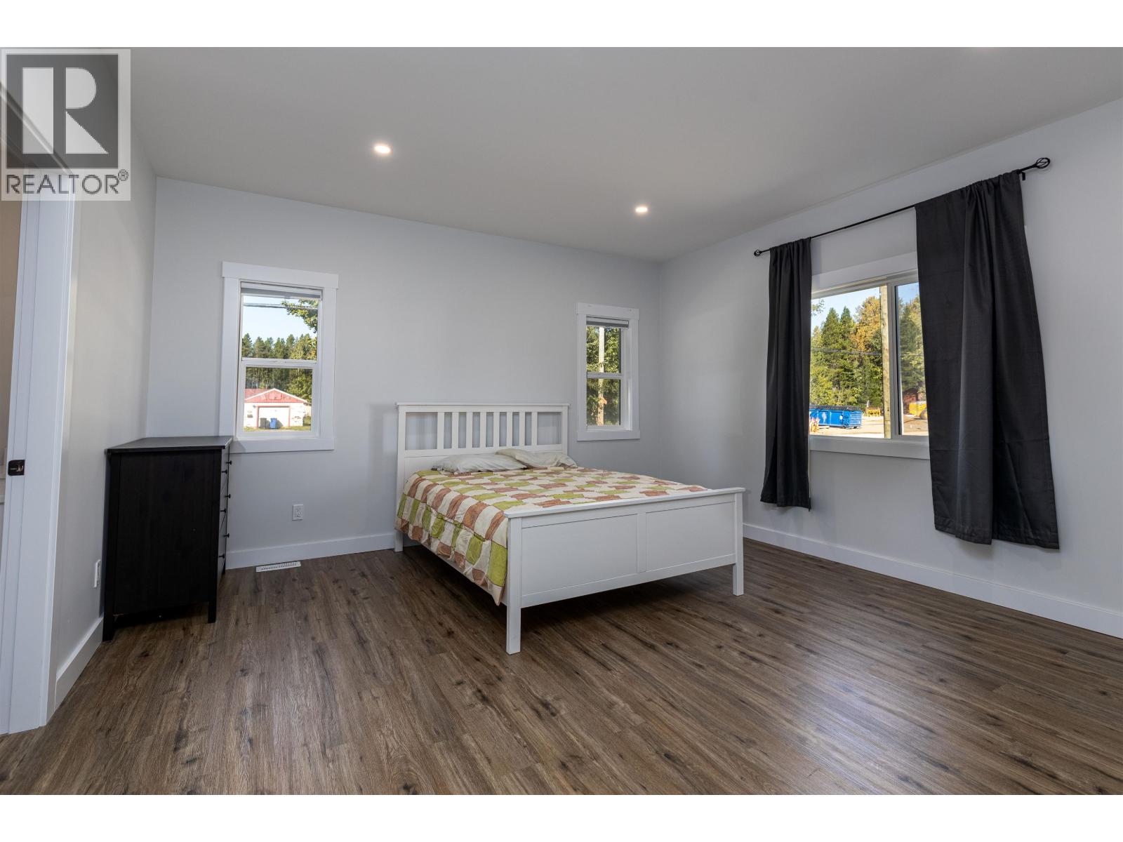 4946 TWEDLE Avenue, Terrace