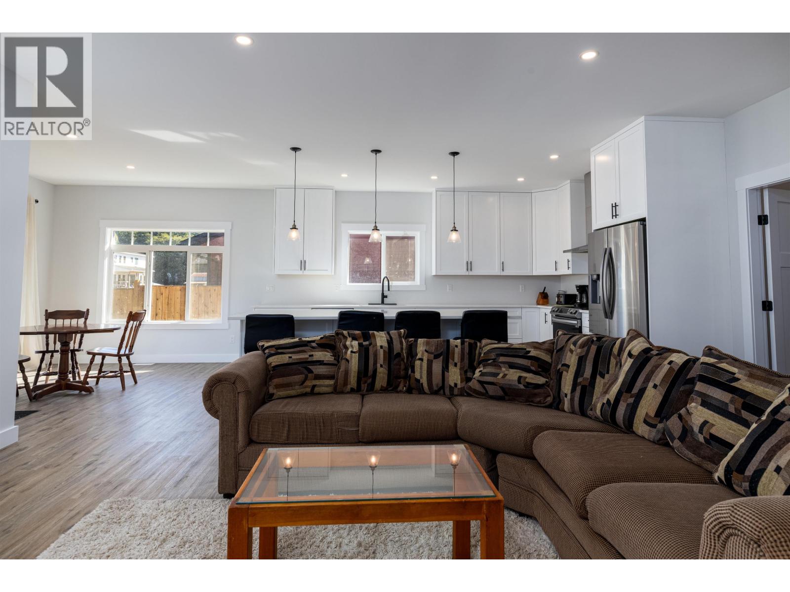 4946 TWEDLE Avenue, Terrace