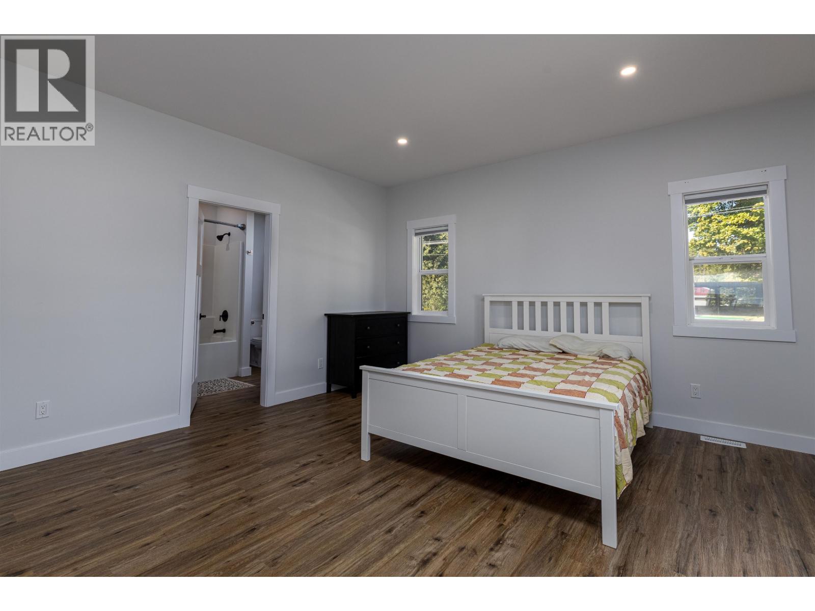 4946 TWEDLE Avenue, Terrace