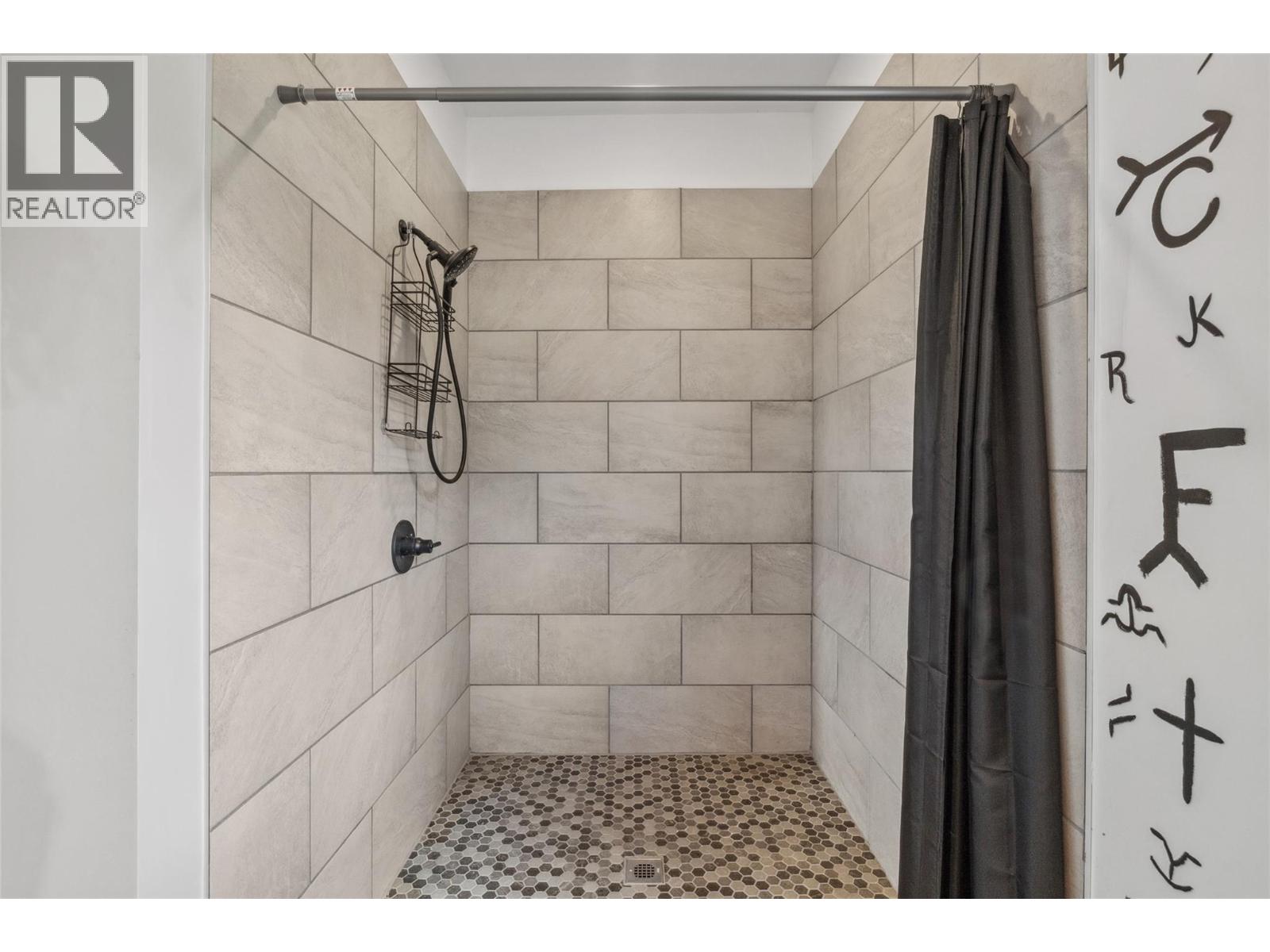  2411 Harding Road, Spallumcheen
