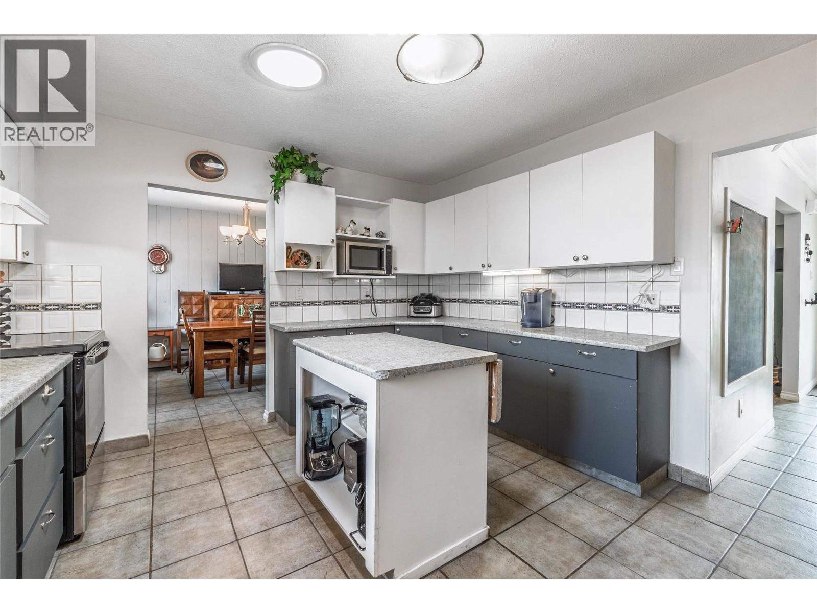 520 3RD Avenue, Keremeos