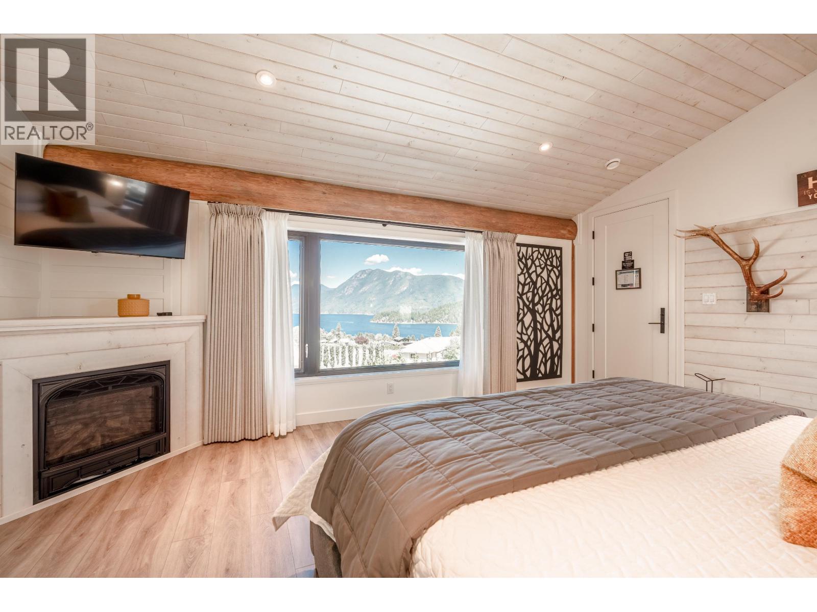 6316 CROWSTON ROAD, Sechelt