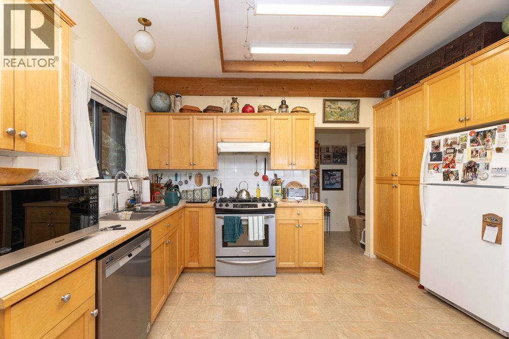 1618 OCEAN BEACH ESPLANADE, Gibsons