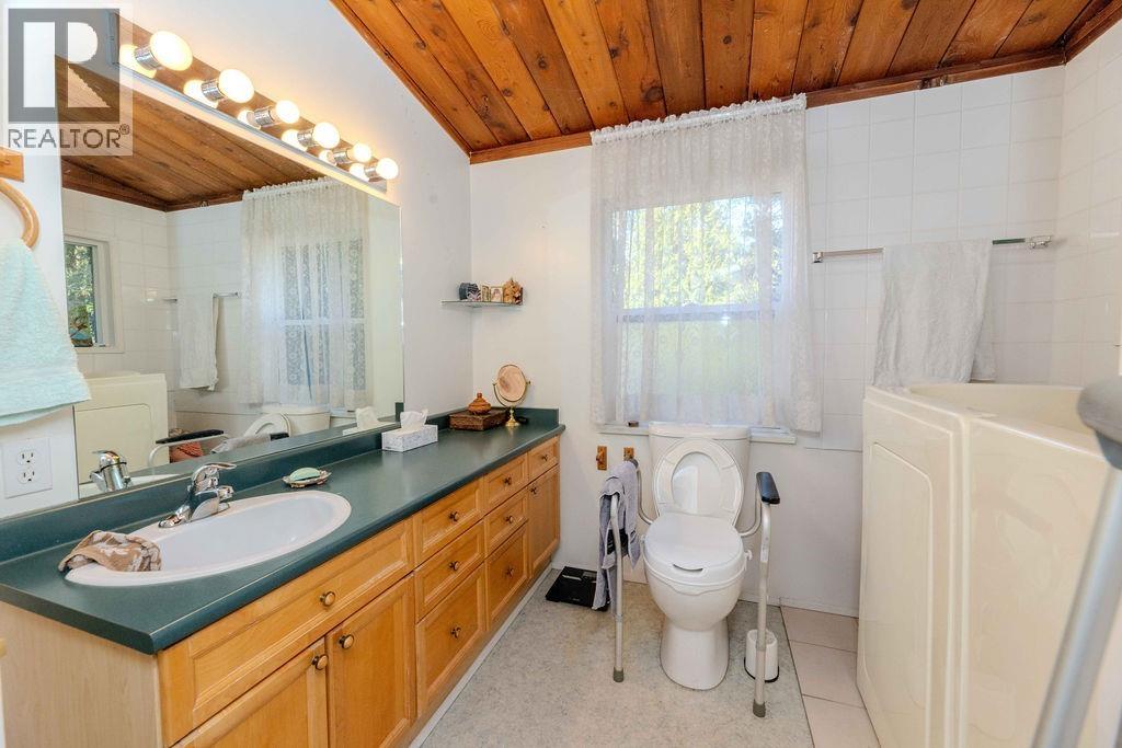 1618 OCEAN BEACH ESPLANADE, Gibsons