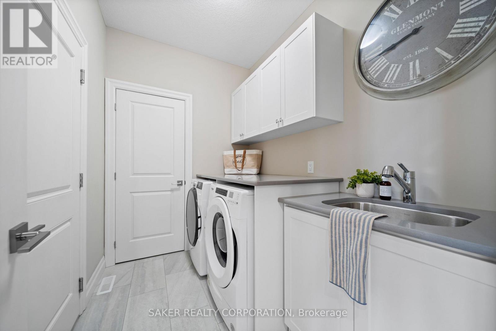 Single Family House Bungalow for Sale in  FINCH COURT Central Elgin (Belmont) 