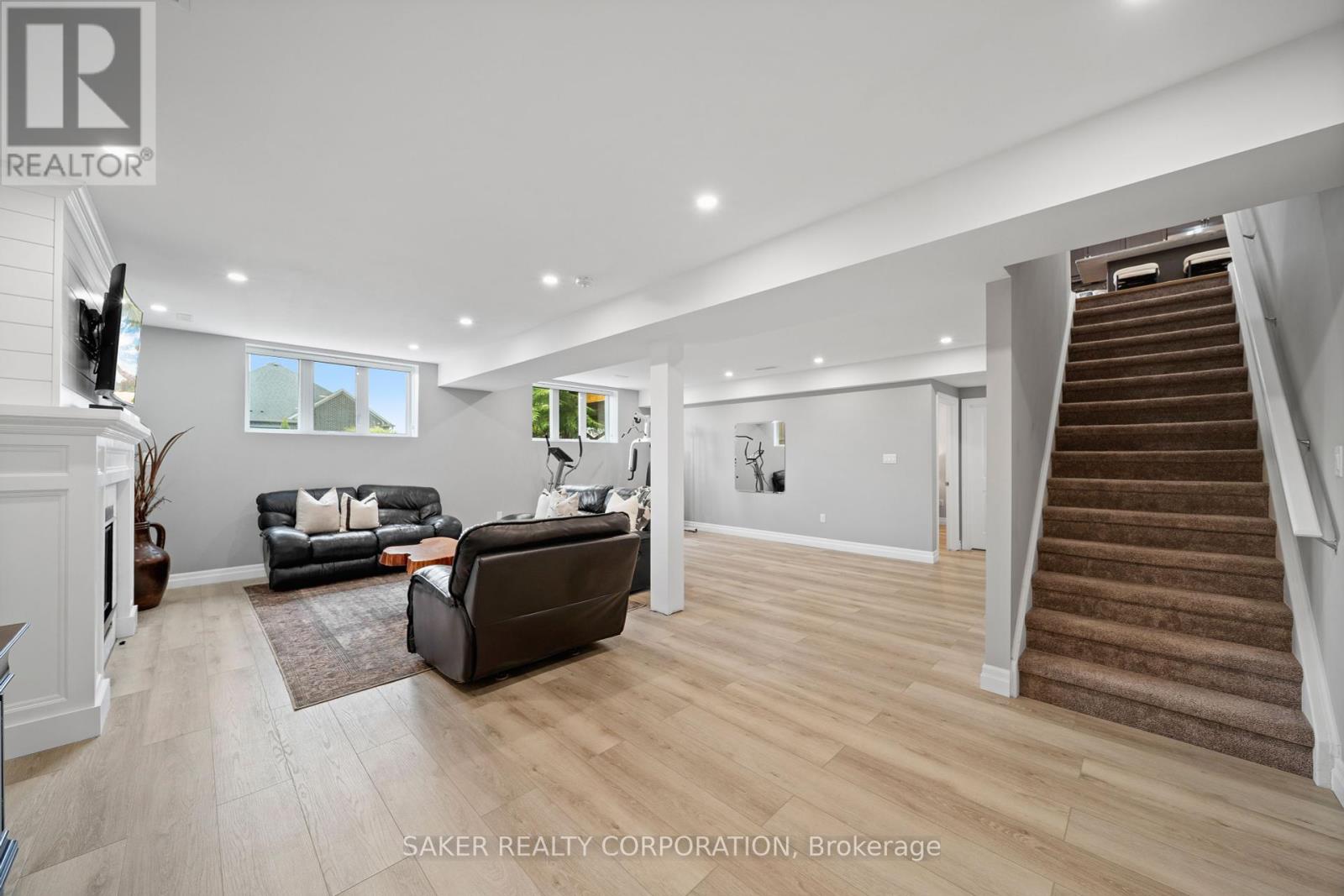 Single Family House Bungalow for Sale in  FINCH COURT Central Elgin (Belmont) 