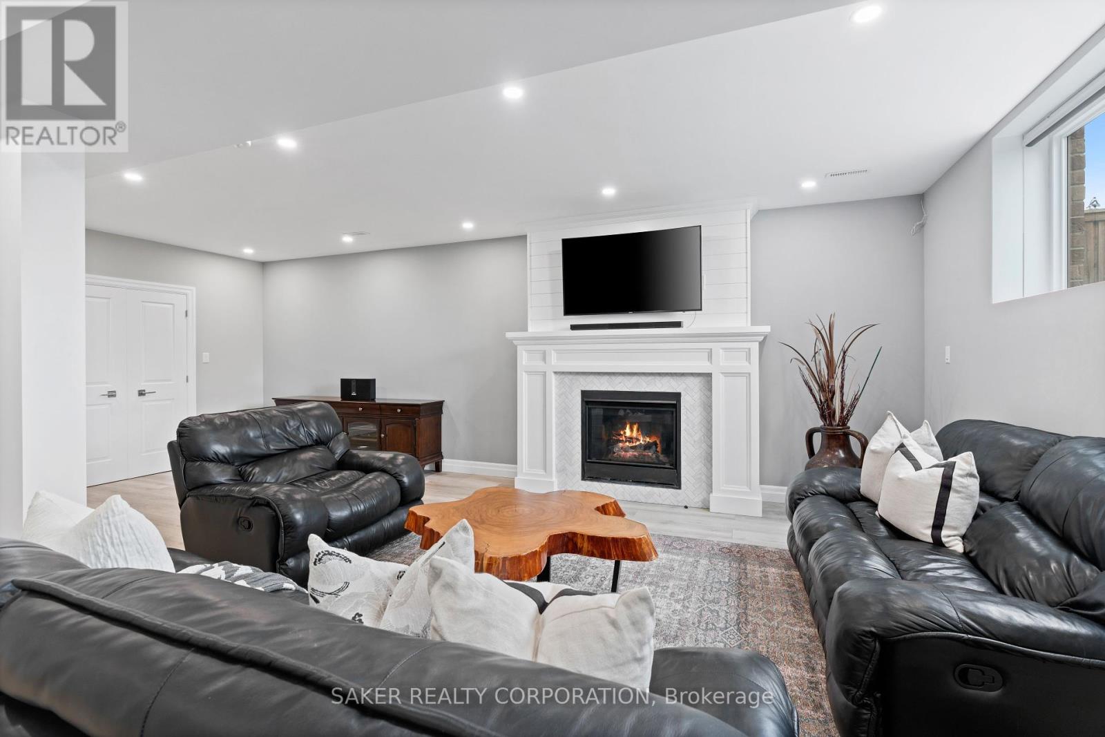 Single Family House Bungalow for Sale in  FINCH COURT Central Elgin (Belmont) 