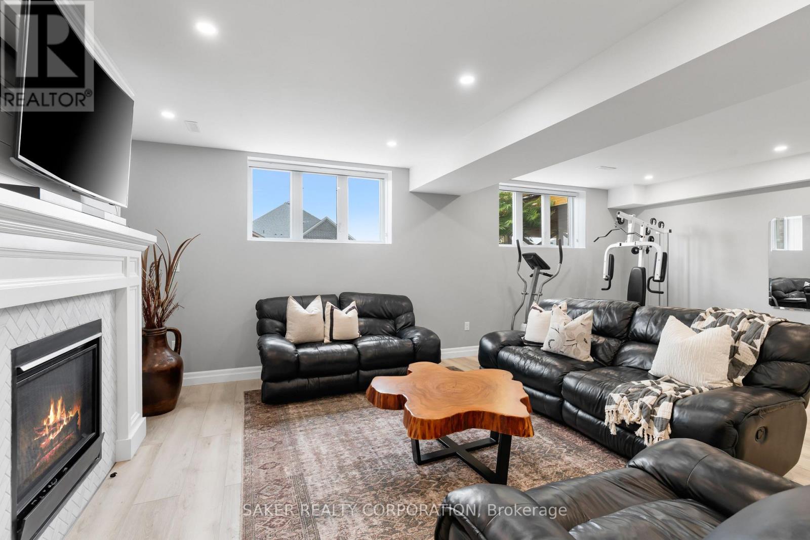 Single Family House Bungalow for Sale in  FINCH COURT Central Elgin (Belmont) 