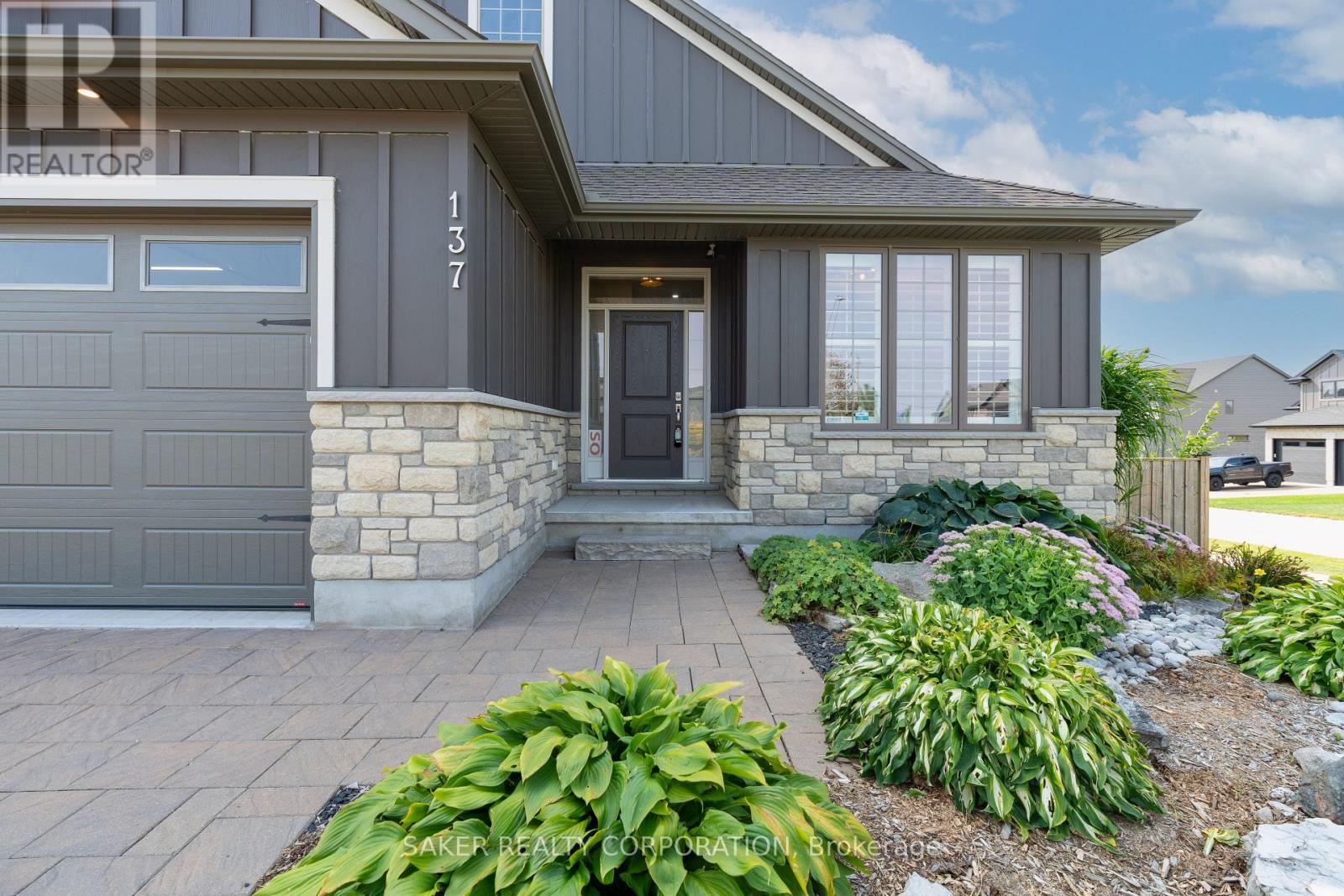 Single Family House Bungalow for Sale in  FINCH COURT Central Elgin (Belmont) 