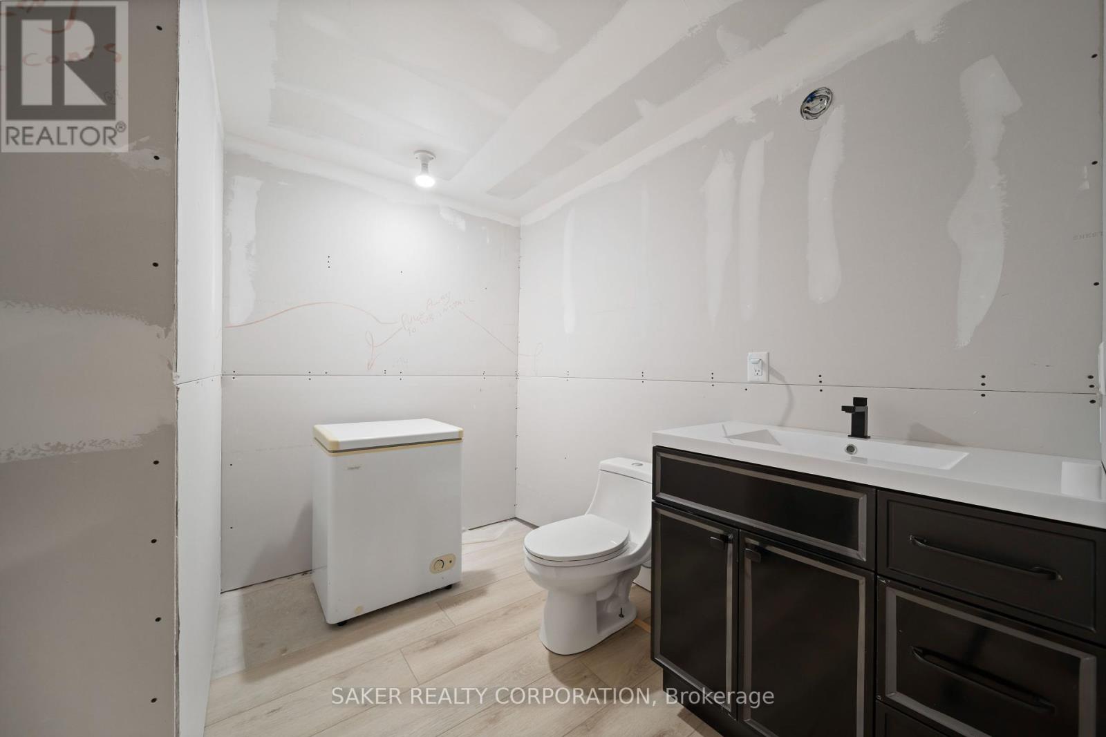 Single Family House Bungalow for Sale in  FINCH COURT Central Elgin (Belmont) 