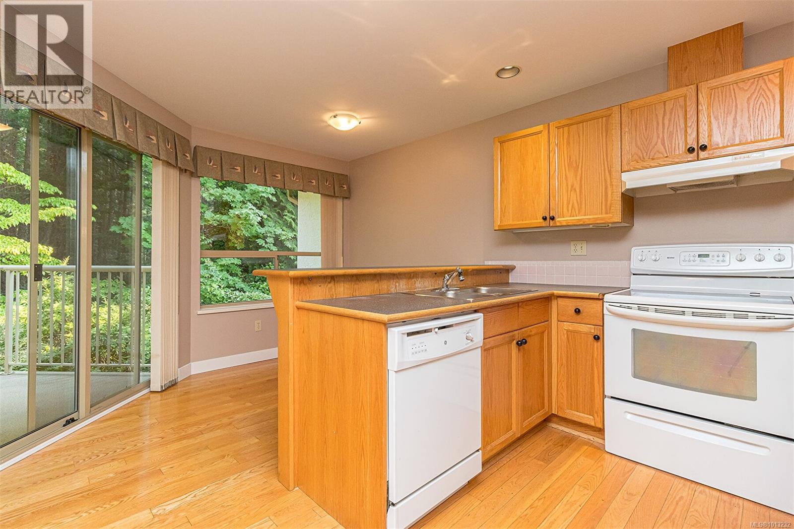 503 510 Marsett Pl, Saanich