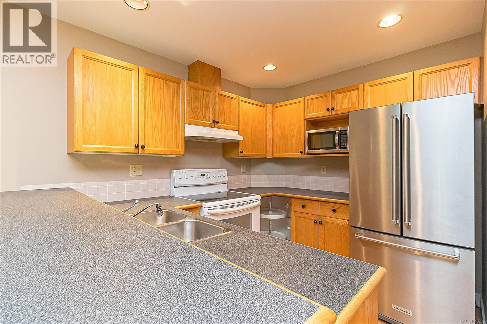 503 510 Marsett Pl, Saanich