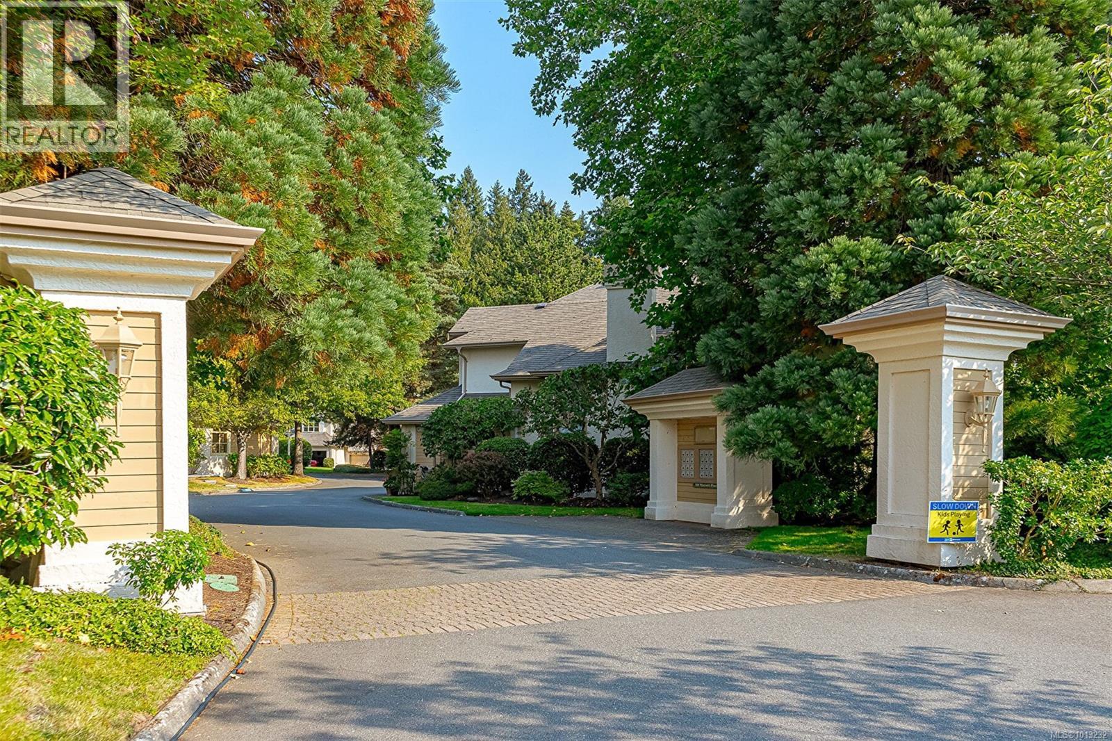 503 510 Marsett Pl, Saanich