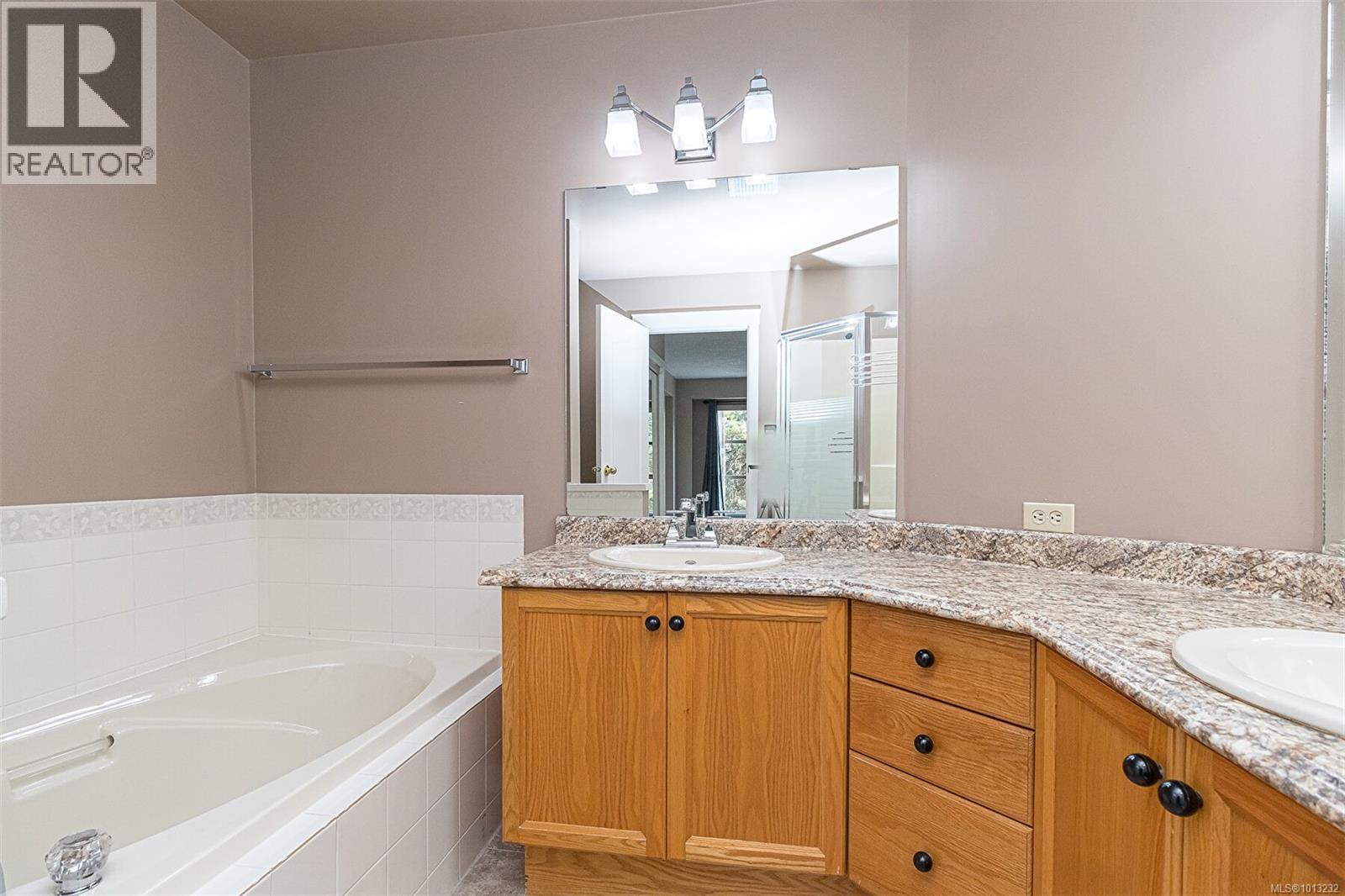 503 510 Marsett Pl, Saanich