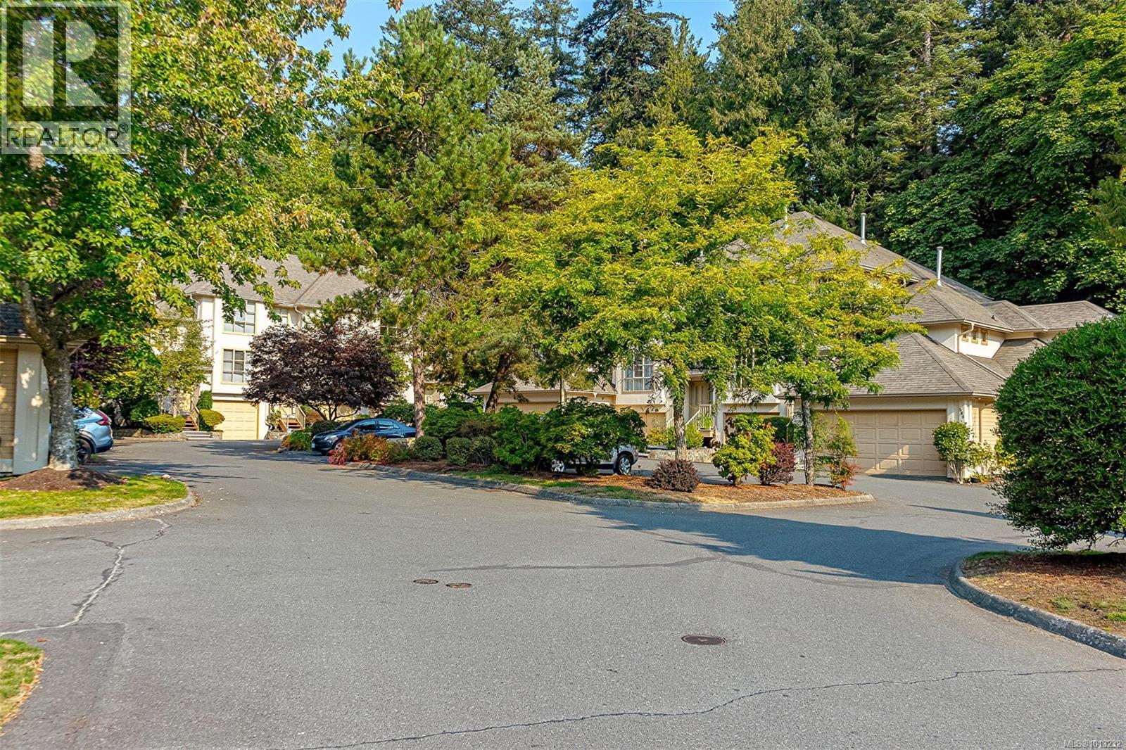 503 510 Marsett Pl, Saanich