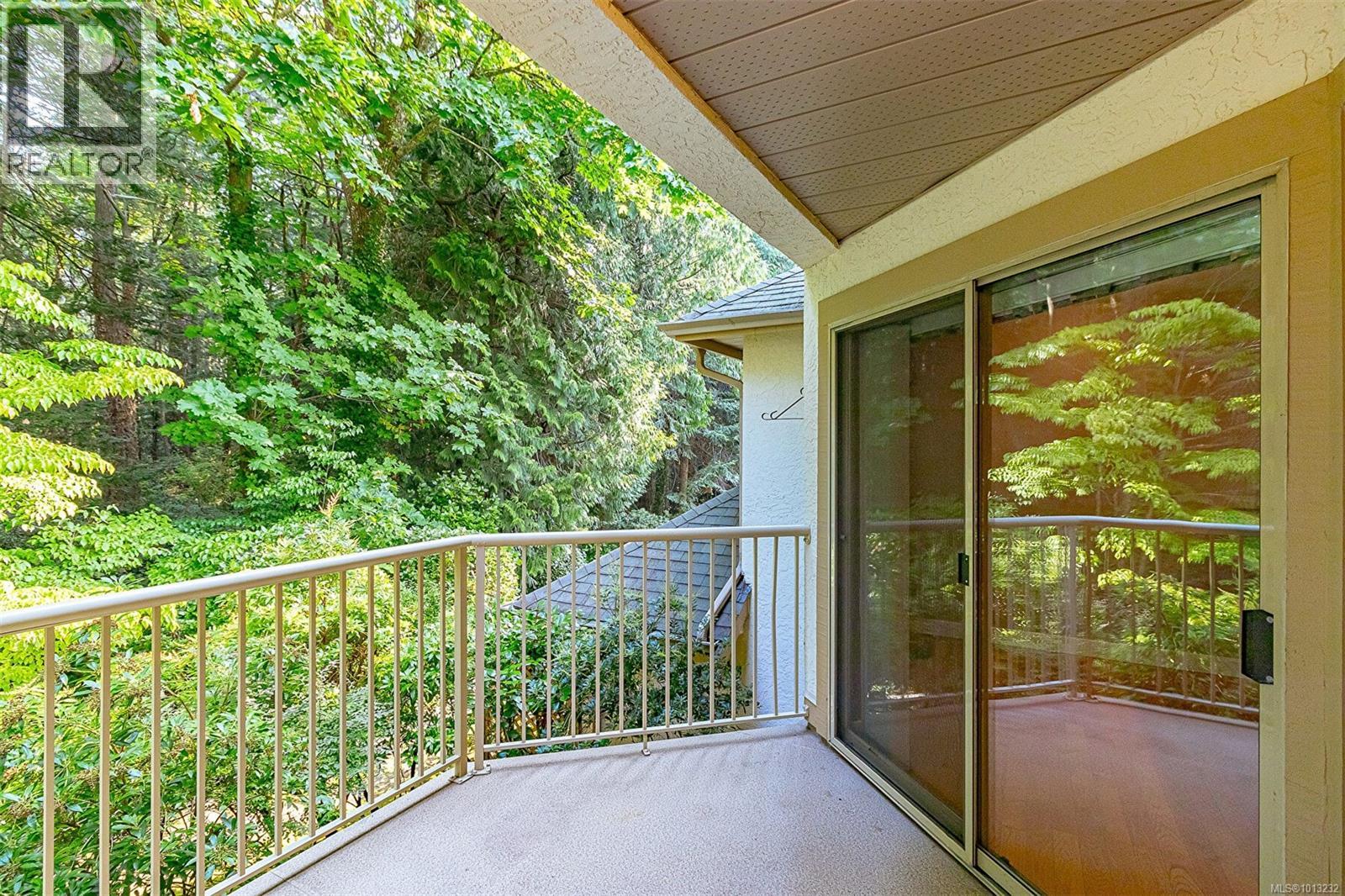 503 510 Marsett Pl, Saanich
