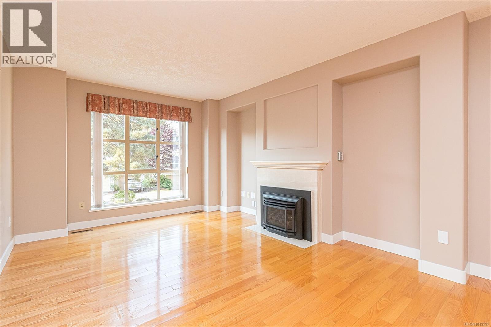 503 510 Marsett Pl, Saanich