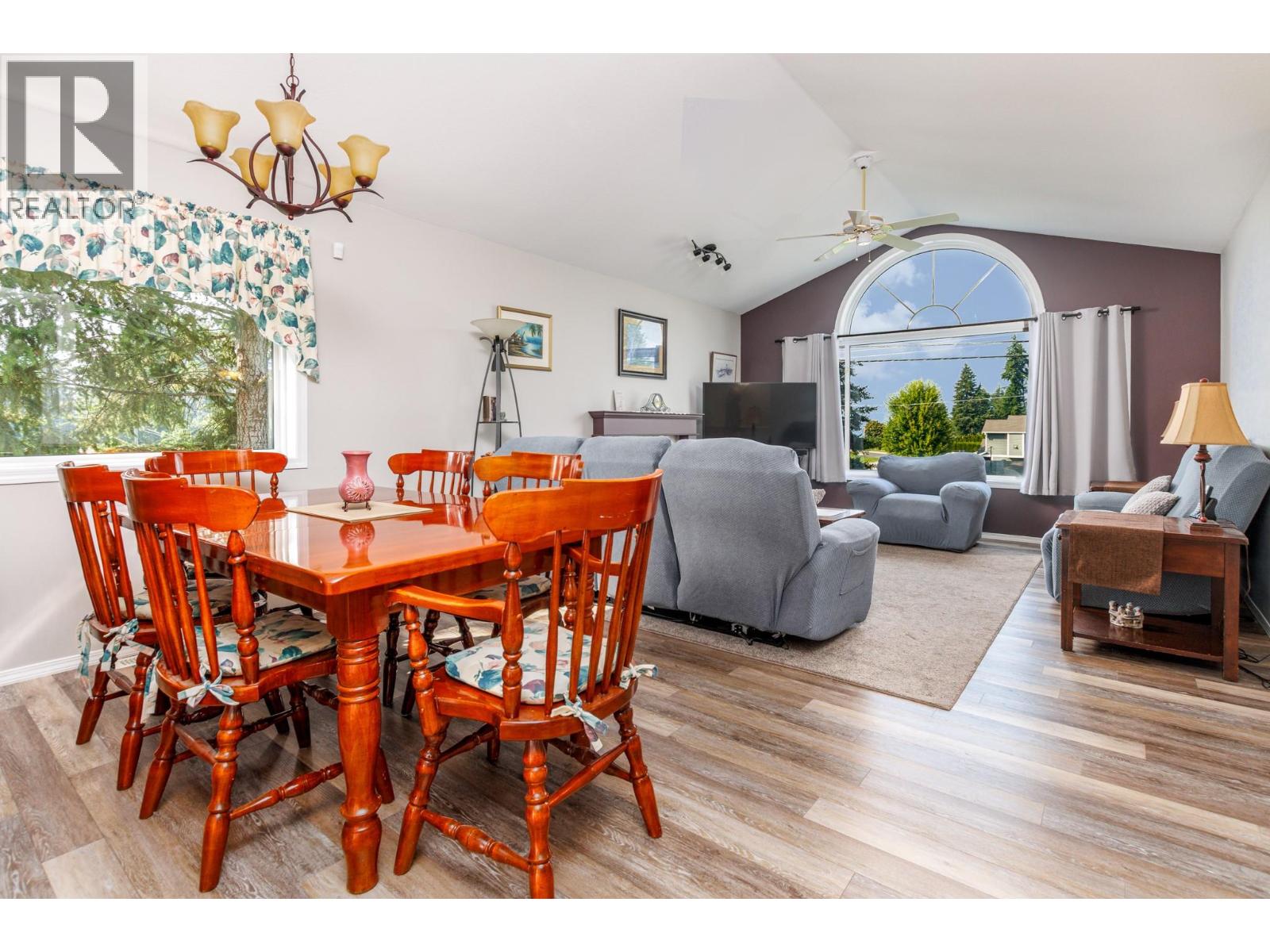 2280 10 Avenue SE, Salmon Arm