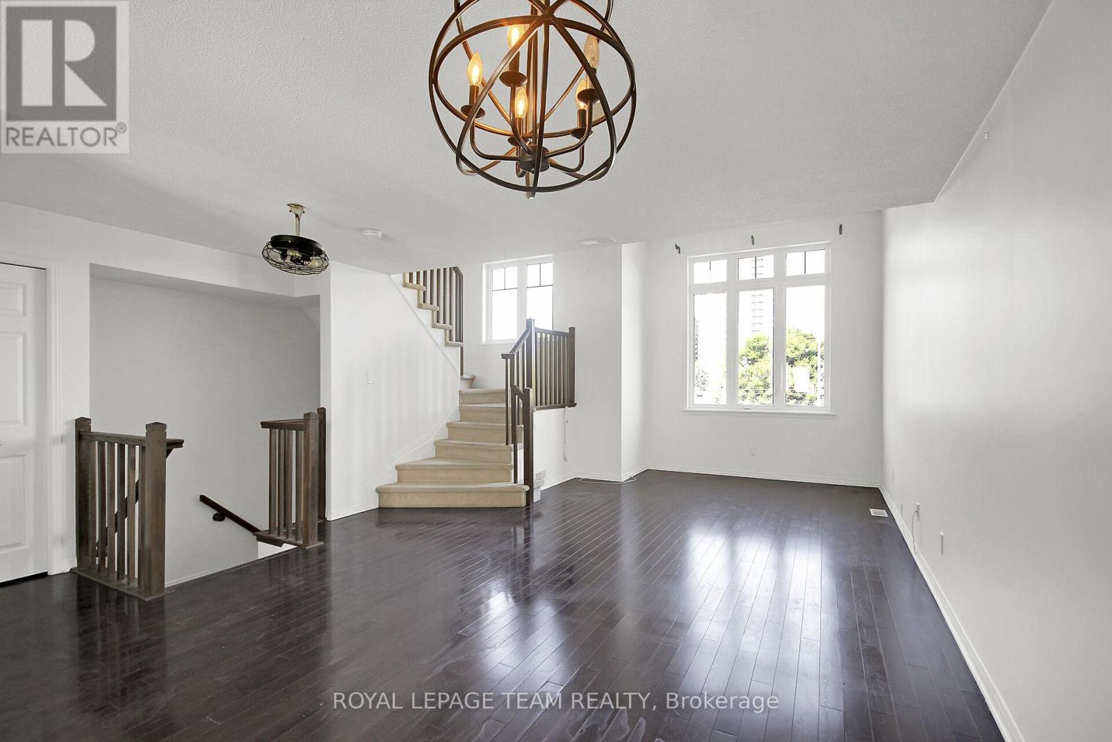 HDW floors in Living/Dining Rm on Upper Level.