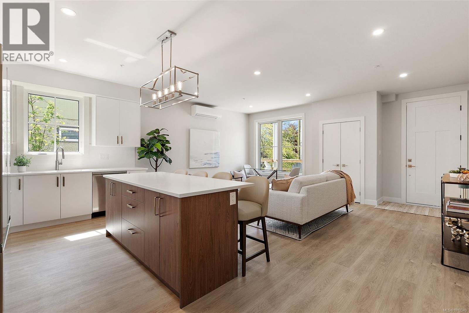 302 483 South Joffre St, Esquimalt