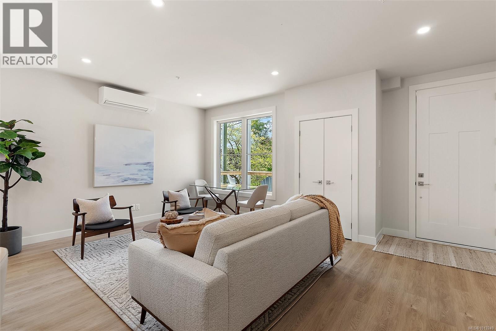 302 483 South Joffre St, Esquimalt