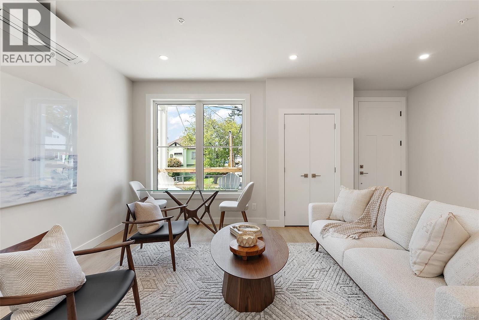 302 483 South Joffre St, Esquimalt