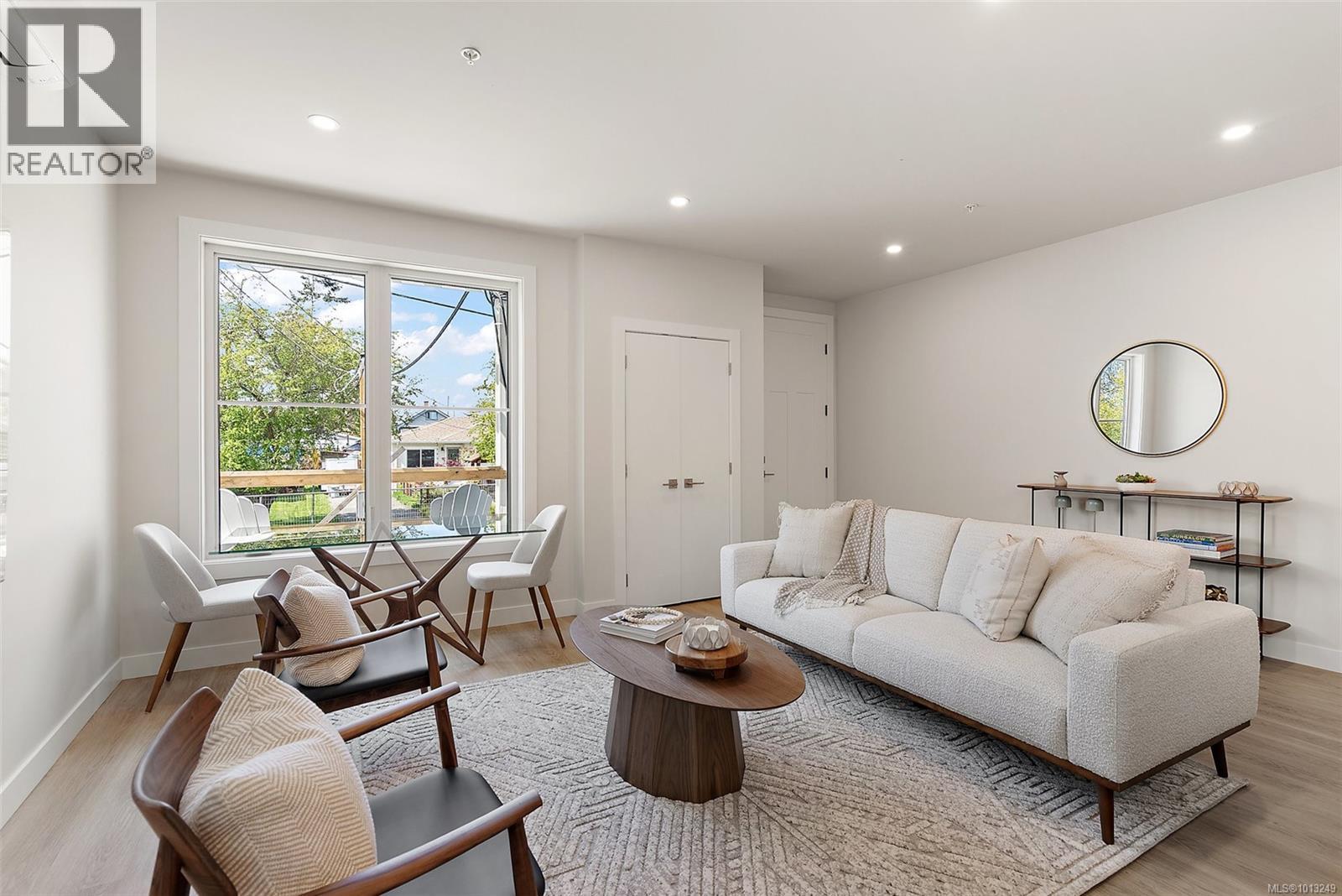 302 483 South Joffre St, Esquimalt