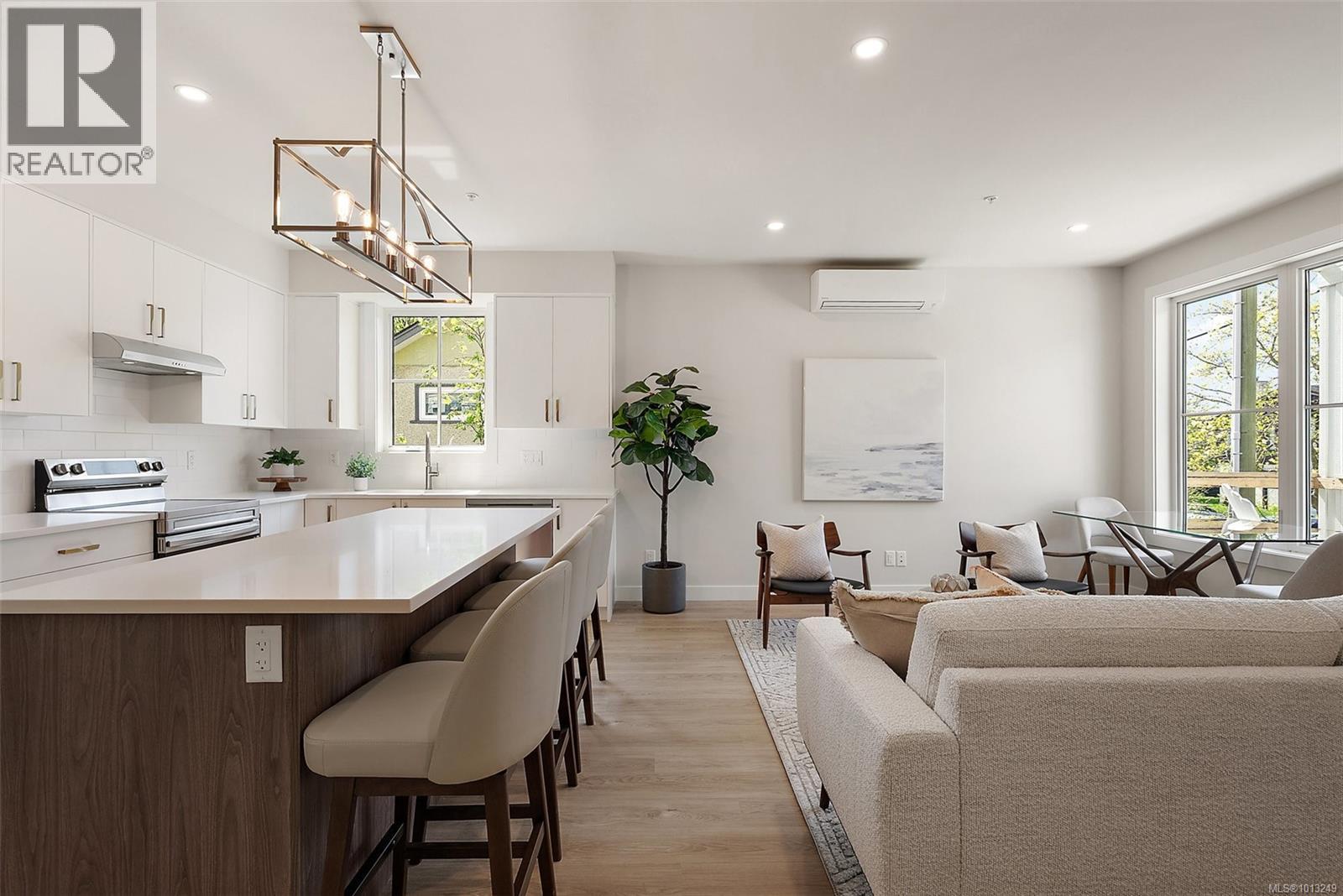302 483 South Joffre St, Esquimalt