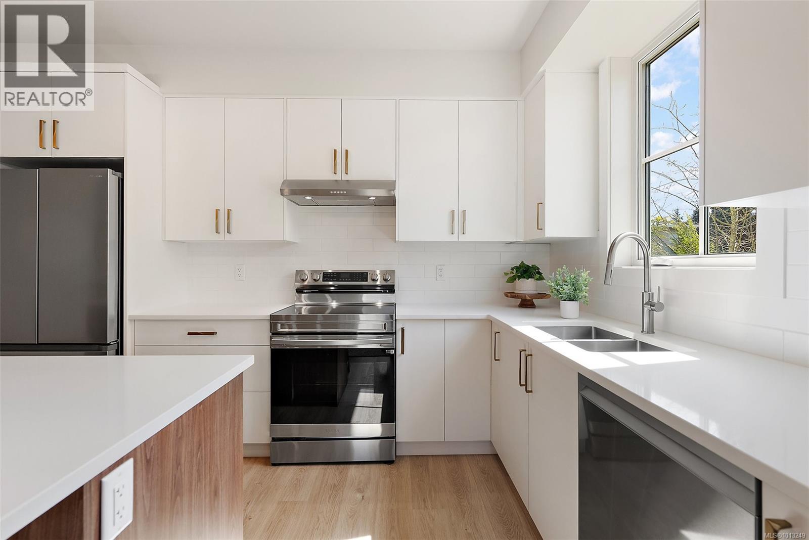 302 483 South Joffre St, Esquimalt