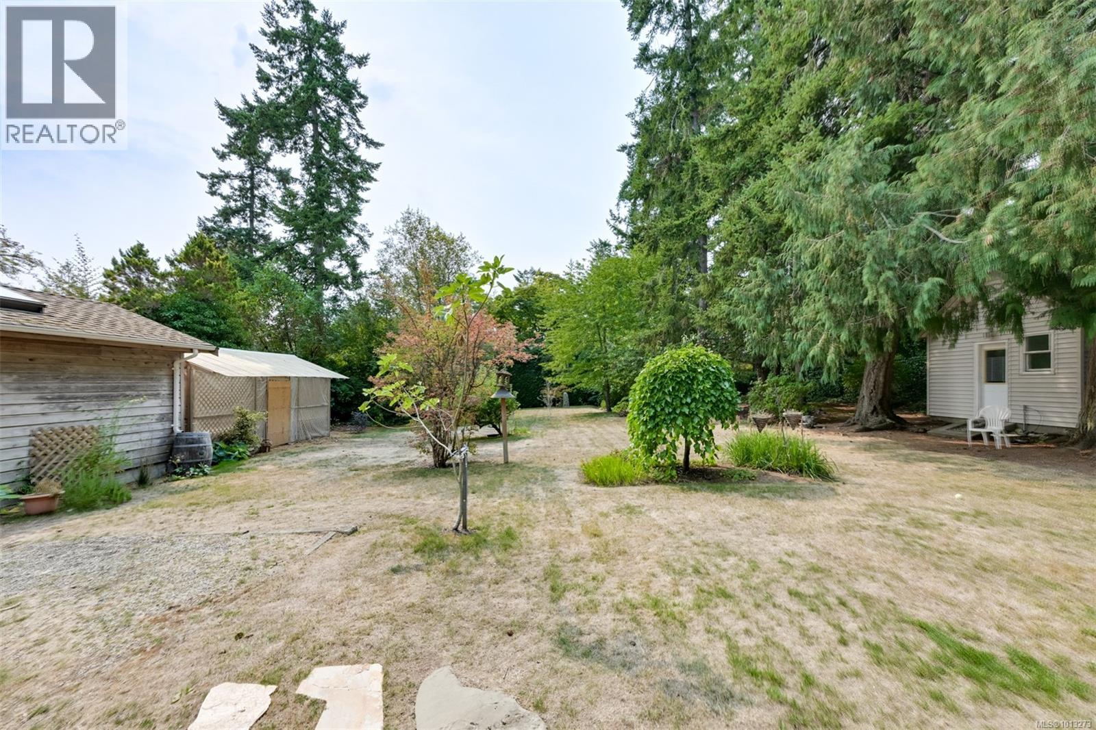 2587 MacDonald Dr W, Saanich