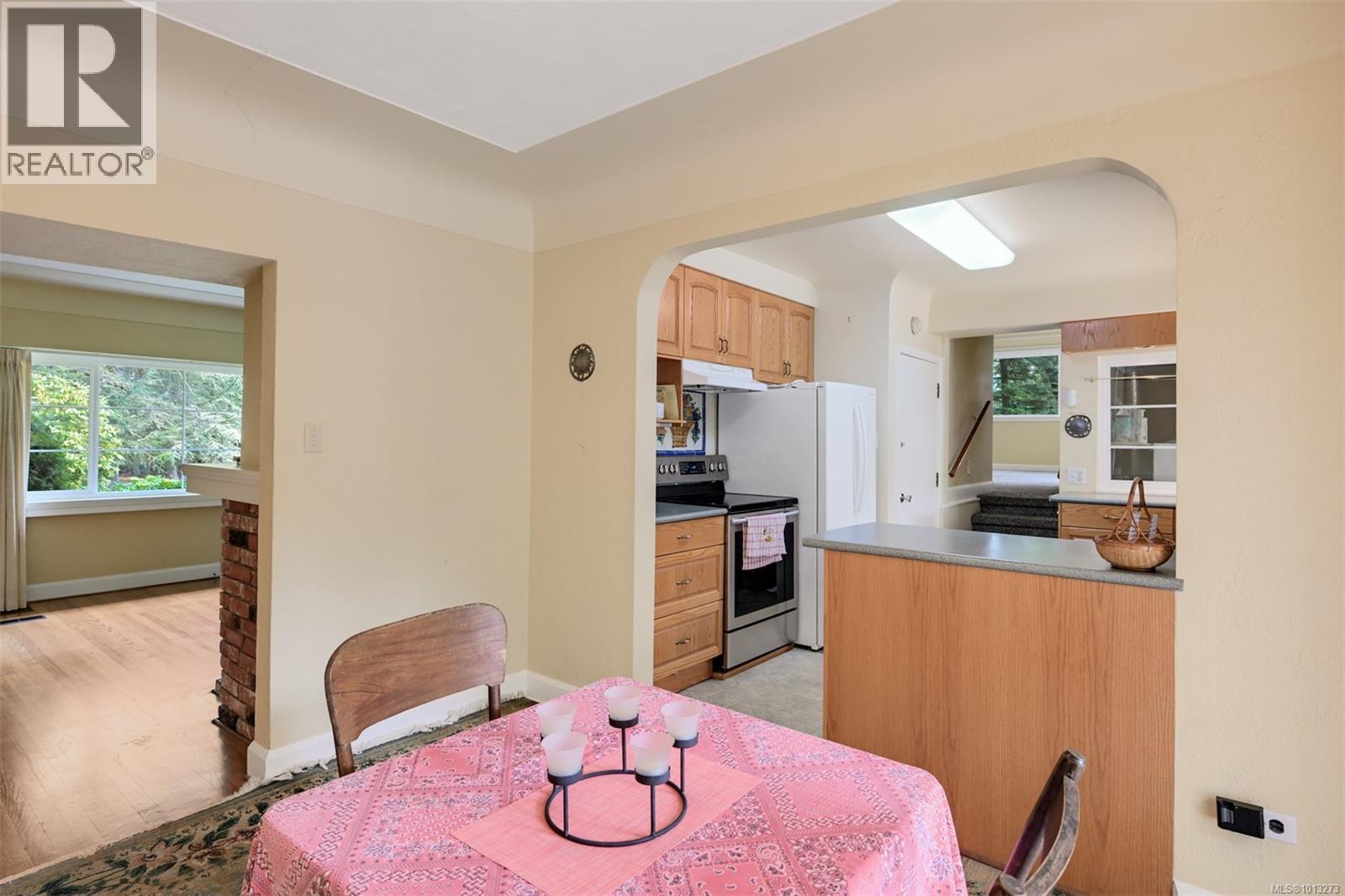 2587 MacDonald Dr W, Saanich