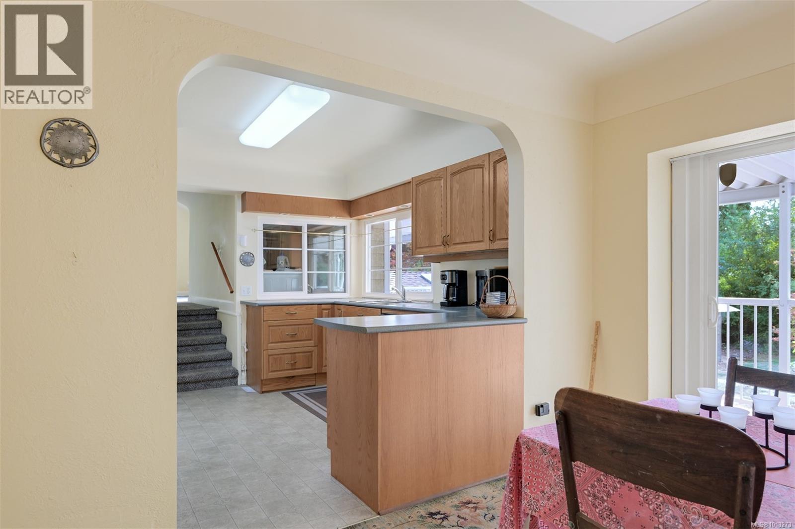 2587 MacDonald Dr W, Saanich