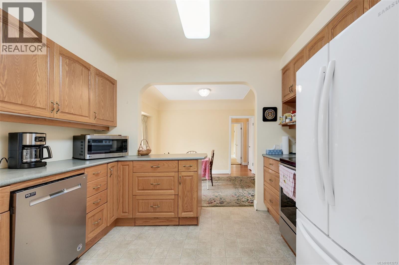 2587 MacDonald Dr W, Saanich
