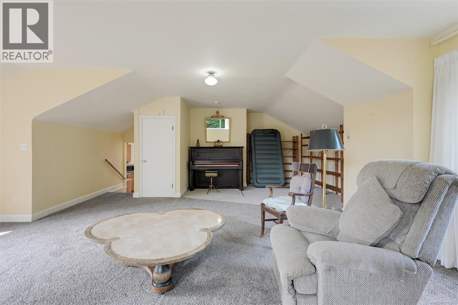 2587 MacDonald Dr W, Saanich