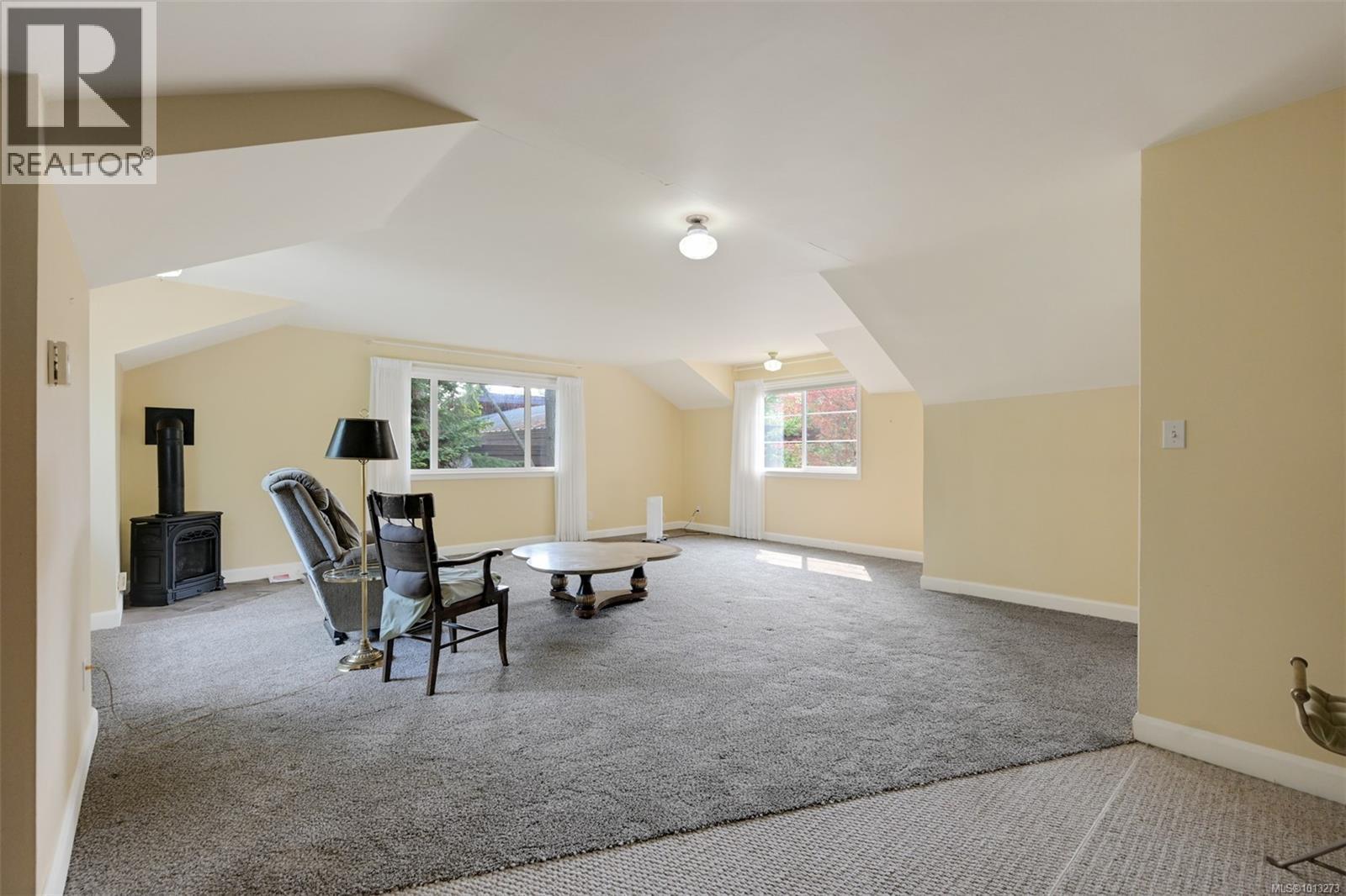 2587 MacDonald Dr W, Saanich