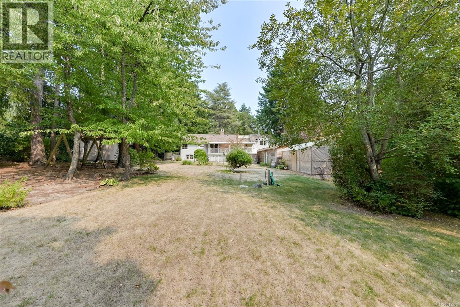 2587 MacDonald Dr W, Saanich