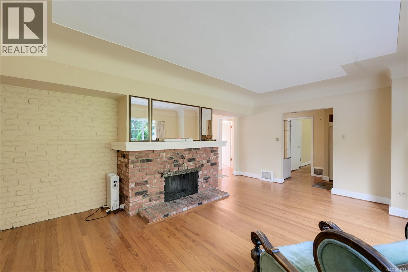 2587 MacDonald Dr W, Saanich