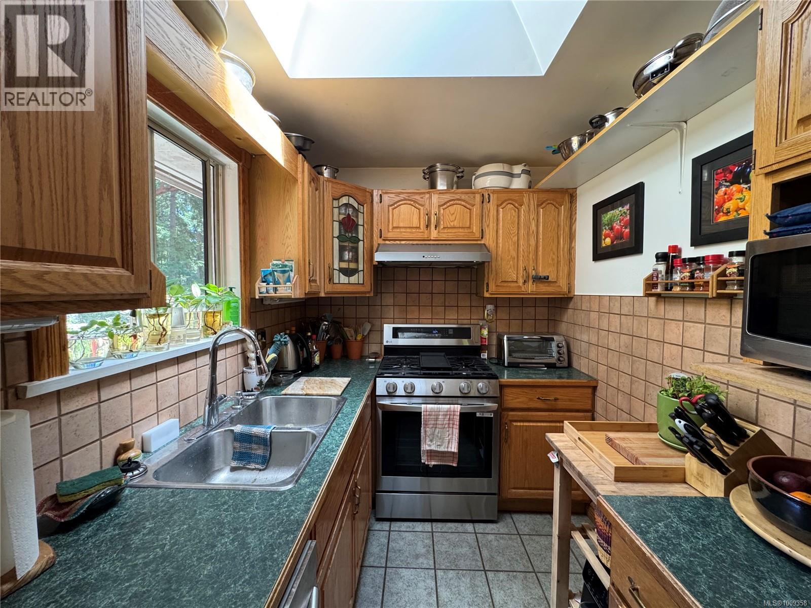 559 Blitz Rd, Mayne Island