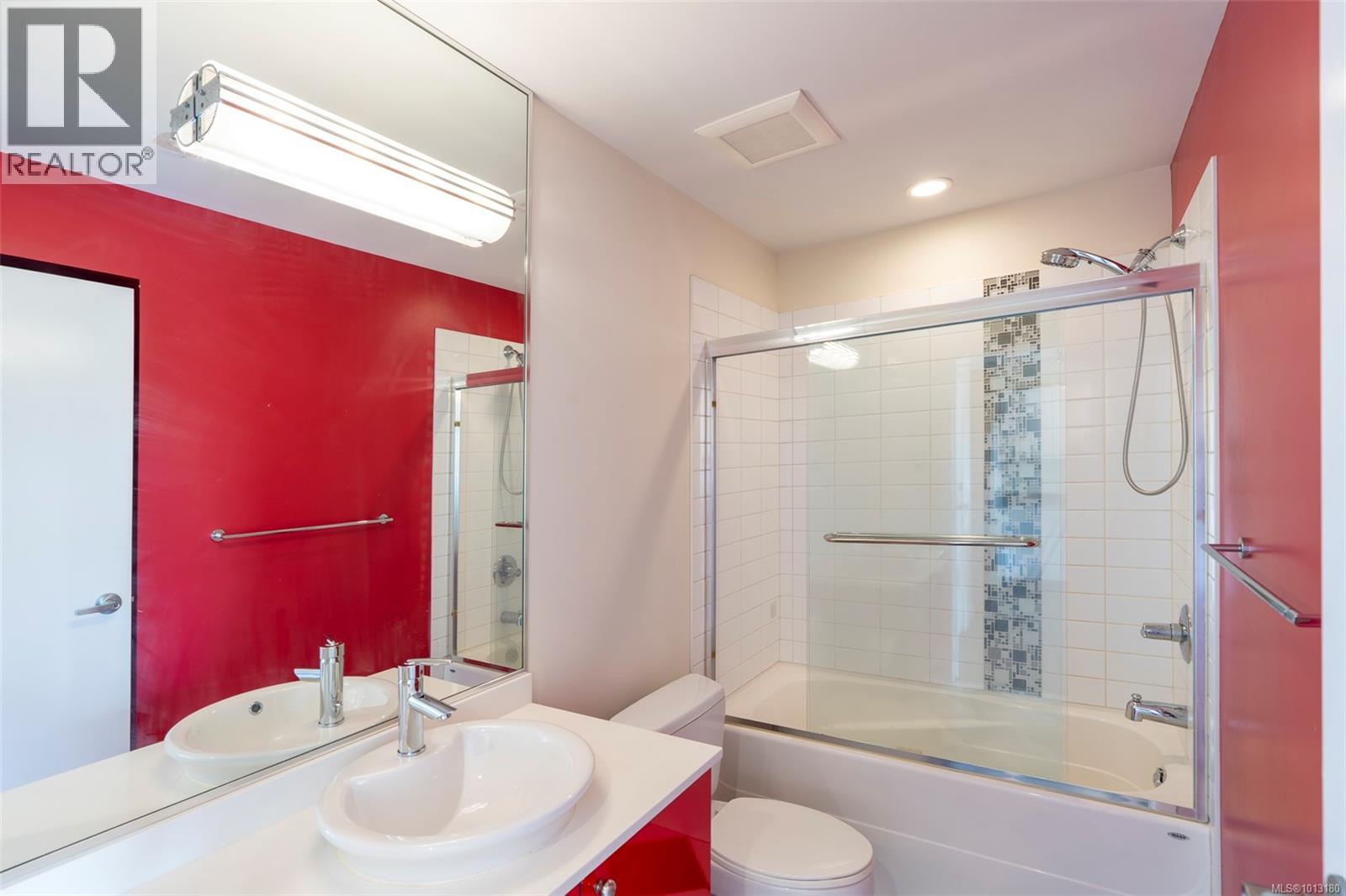 402 4030 Borden Street, Saanich