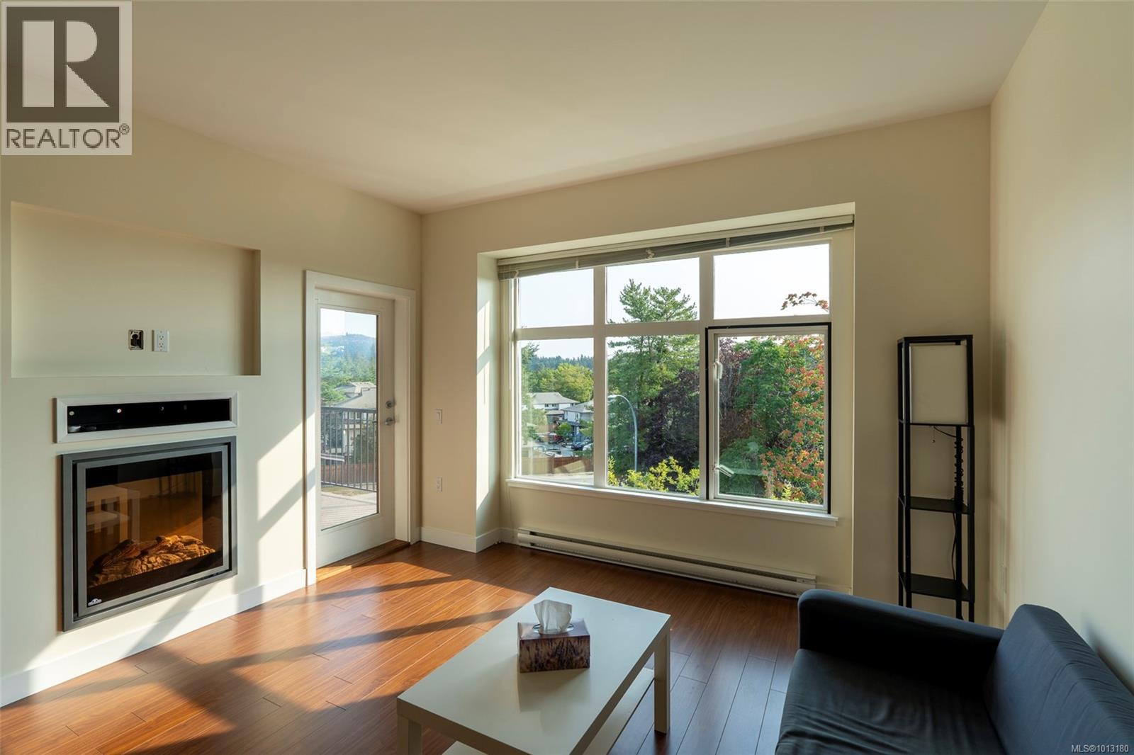 402 4030 Borden Street, Saanich