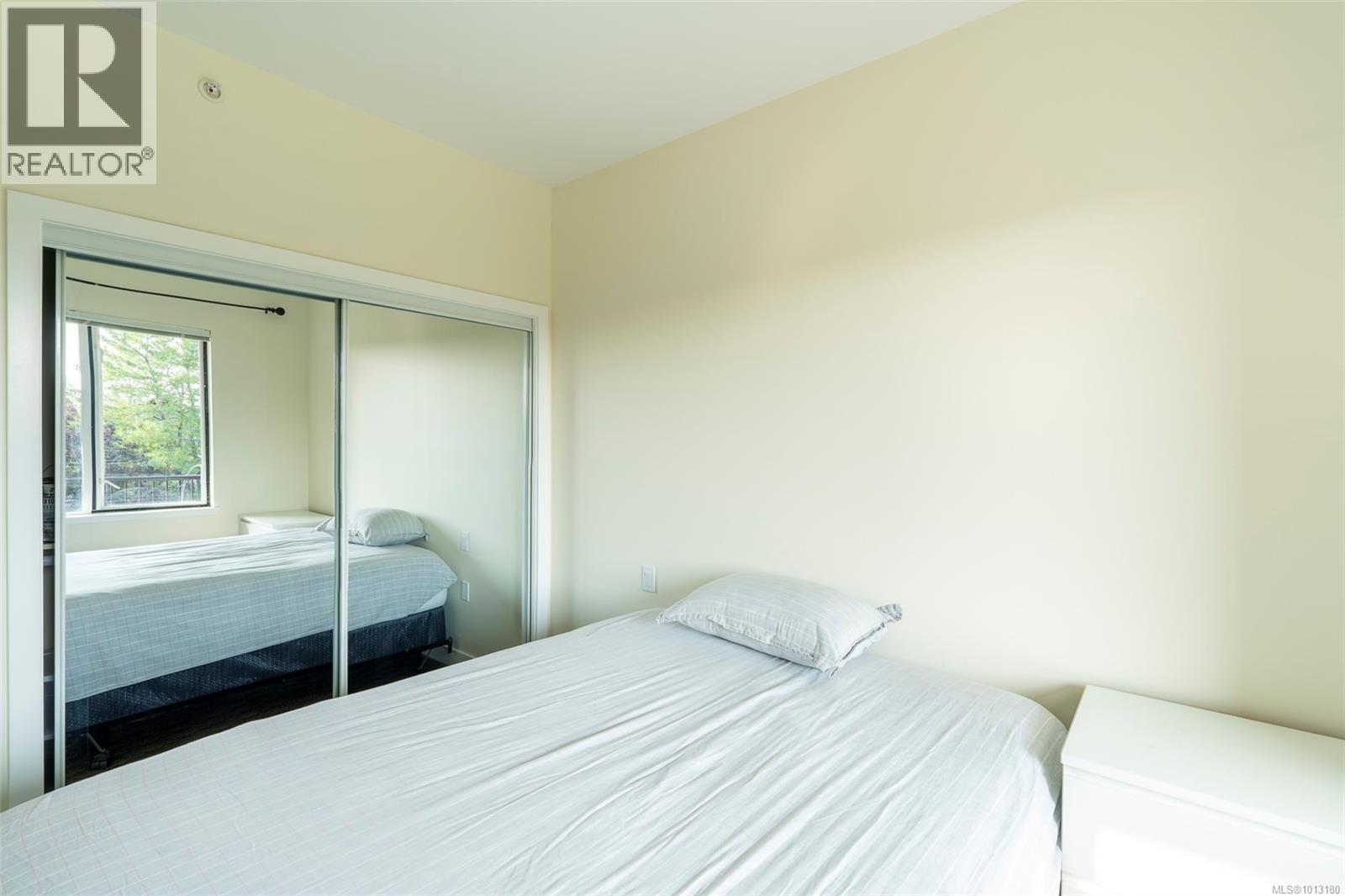 402 4030 Borden Street, Saanich