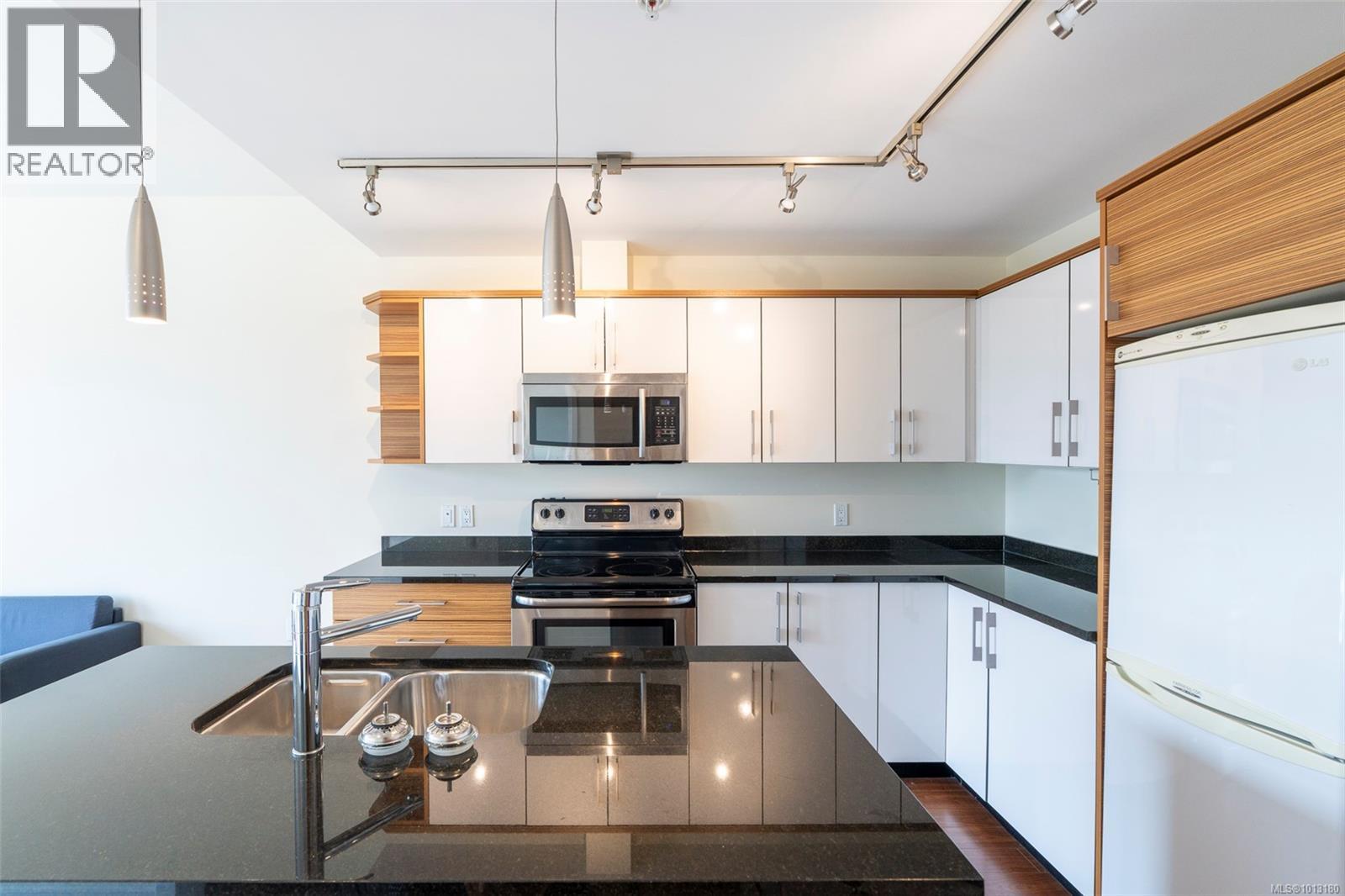 402 4030 Borden Street, Saanich