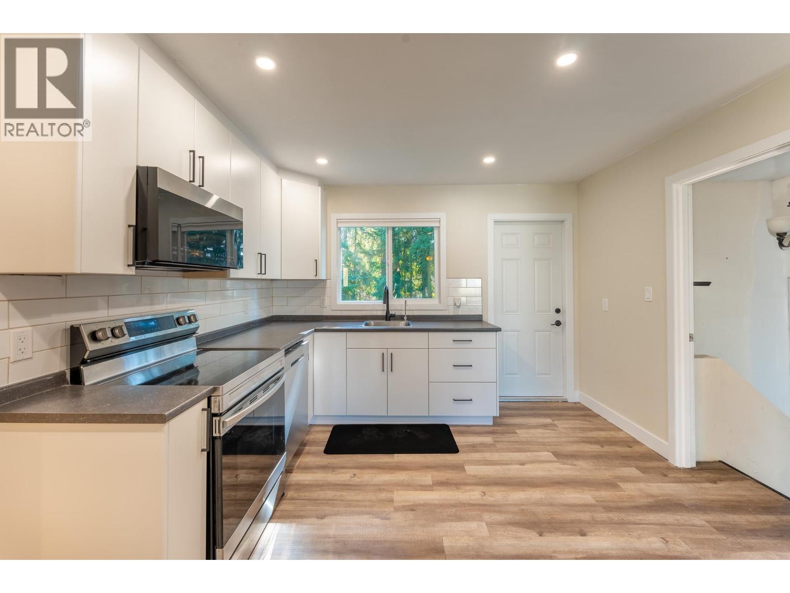 2886 LANGLEY CRESCENT - 5