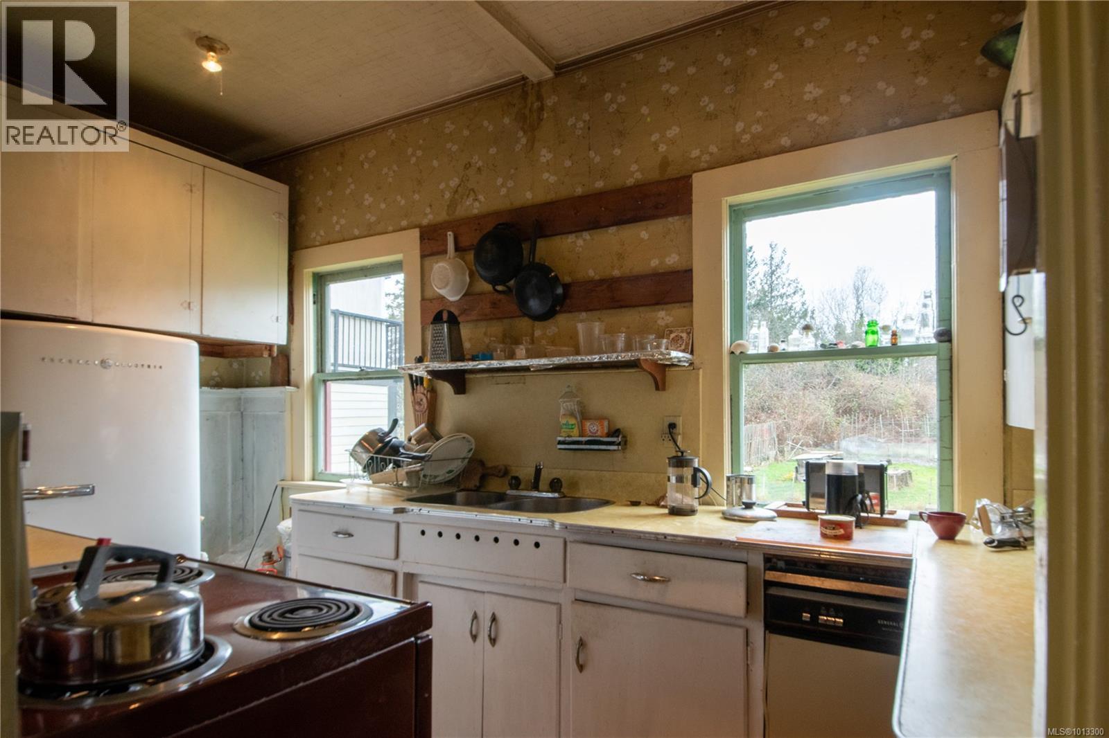  920 Cloverdale Avenue, Saanich