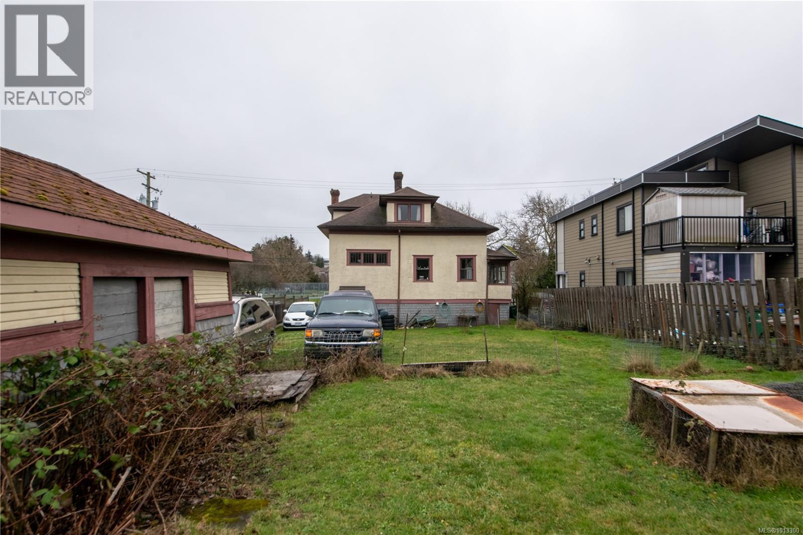  920 Cloverdale Avenue, Saanich