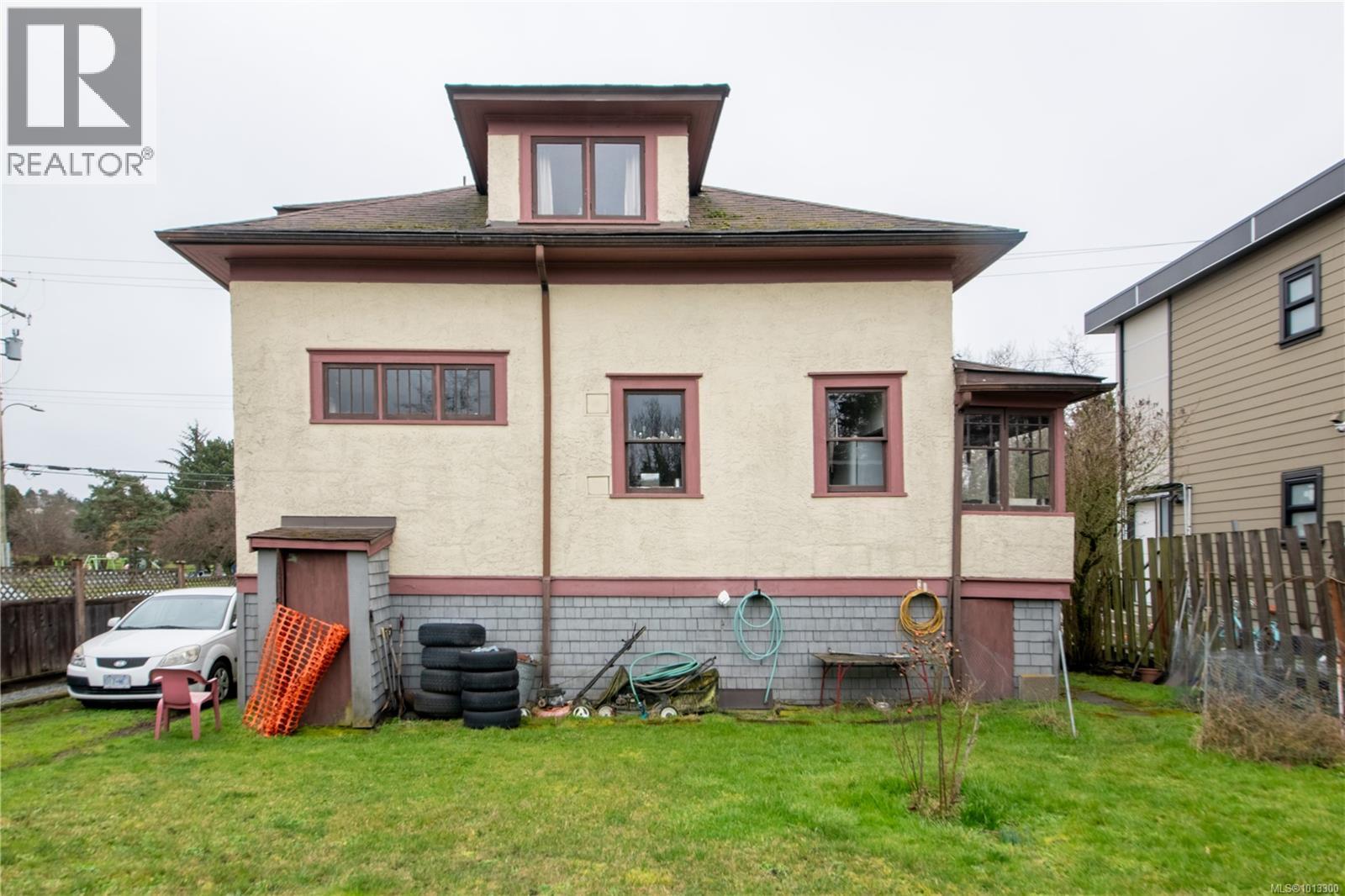  920 Cloverdale Avenue, Saanich