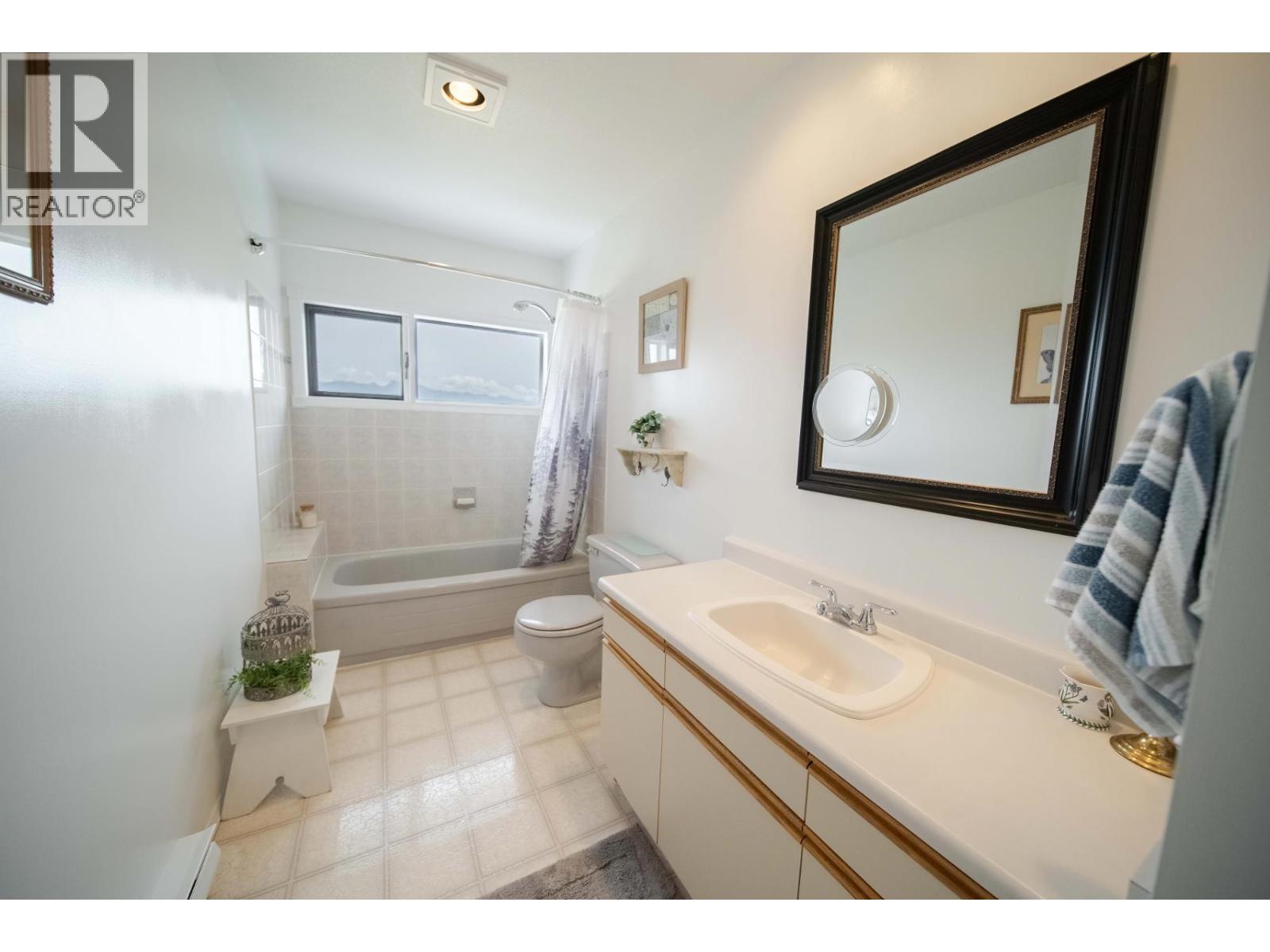 9617 CLEARVIEW Road, Cranbrook
